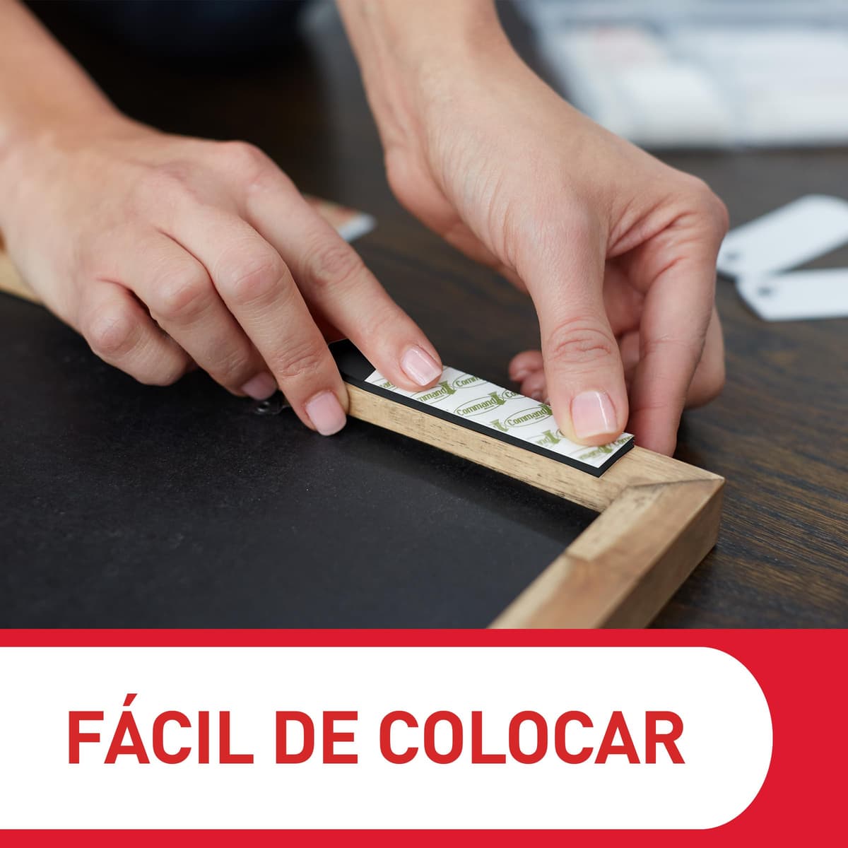 Command Tiras Adhesivas para Colgar Cuadros, 8 Pares de Tiras Medianas y 8 Grandes Blancas - Para Marcos, Espejos y Otros Adornos - Colgar sin Agujeros ni Taladrar — view 3