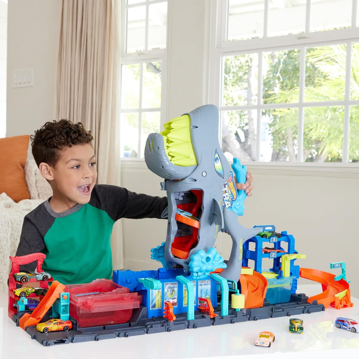Hot Wheels Let's Race Netflix - City Toy Car Track Set, Ultra Shark Car Wash with 1:64 Scale Color Reveal Toy Car, Repeat Color-Change Feature, Storage, HTN82 — view 2