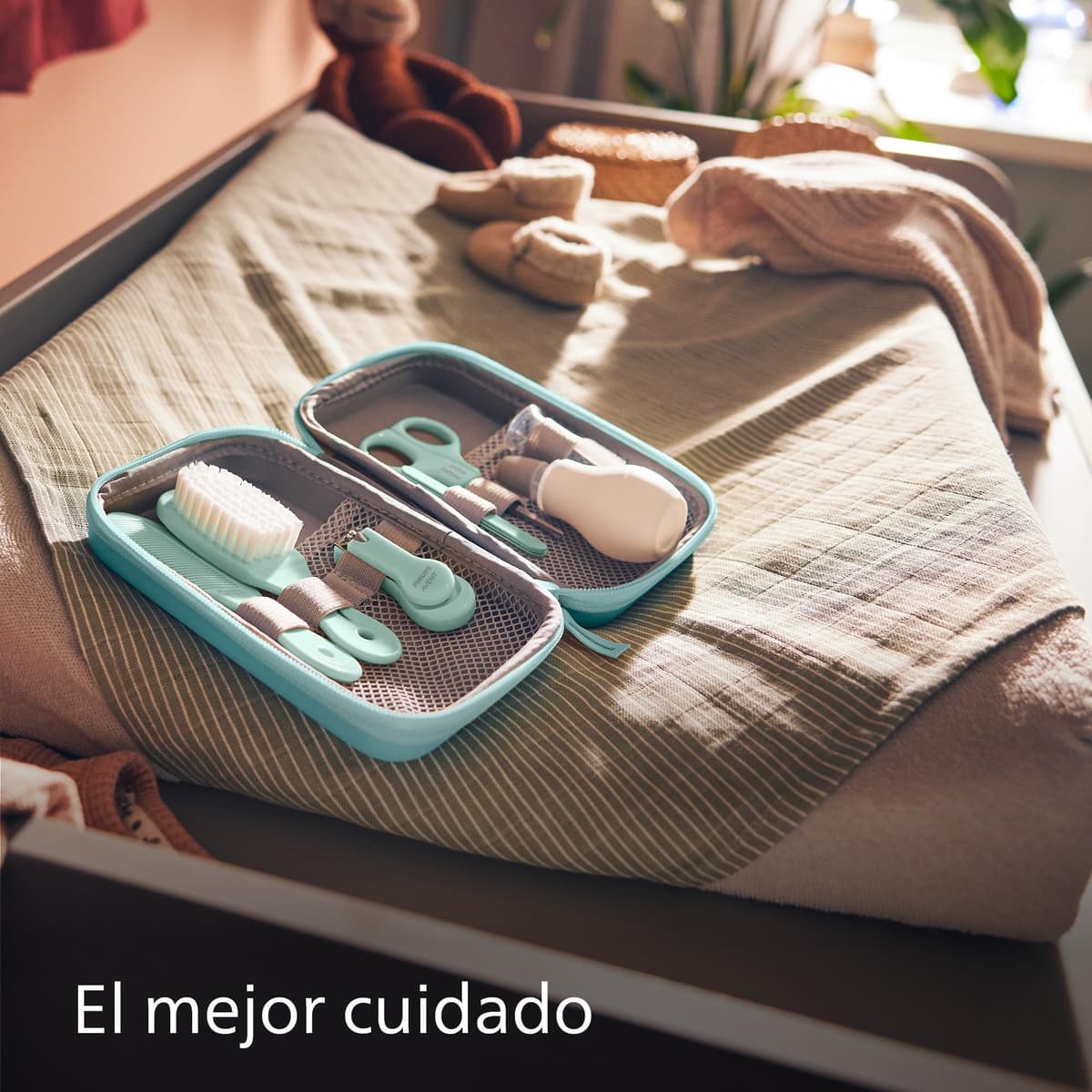 Philips Avent Baby Care Set: Kit básico para el cuidado del beb con 9 accesorios; cortaúñas, tijeras, 3 limas de uñas, peine, cepillo, aspirador nasal y cepillo dental dedal (modelo SCH401/00) — view 4