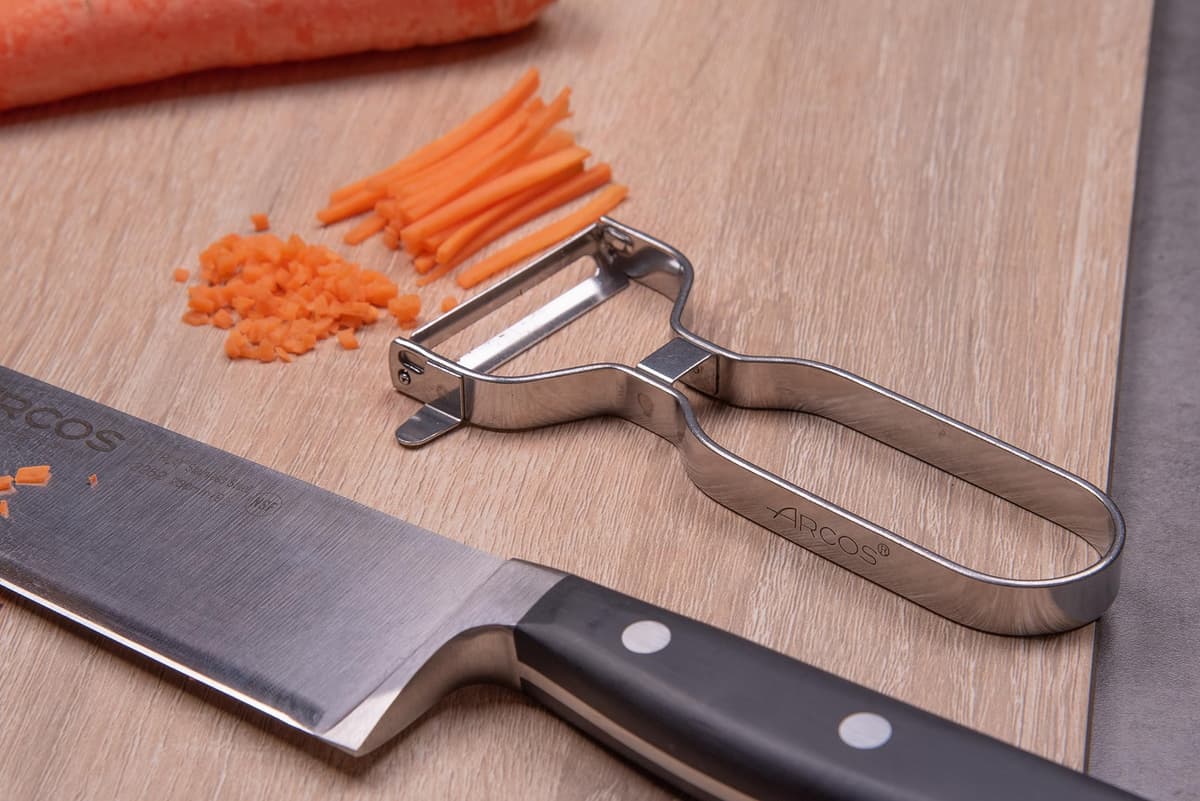 ARCOS Pelador Profesional 130mm en Acero Inoxidable Cromado para Pelar Frutas y Verduras. Utensilio de Cocina para Cortes Finos. Gadget Chef con Diseño Ergonómico. Color Plata — view 4