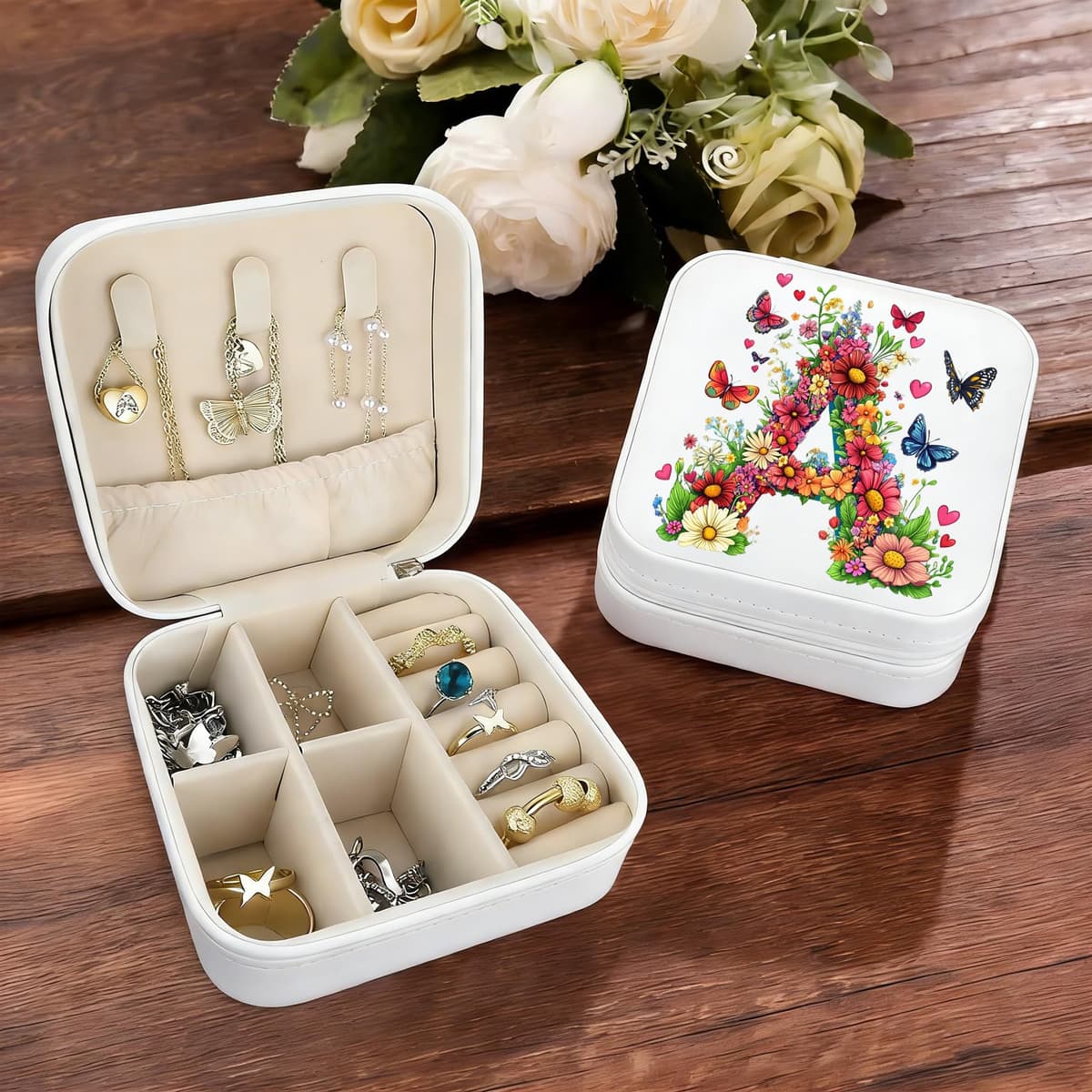 Joyero con monograma portátil, caja de joyería compacta blanca, estuche de viaje organizador de viaje, caja de almacenamiento para collares, aretes, anillos, pulseras (letra A) — view 3