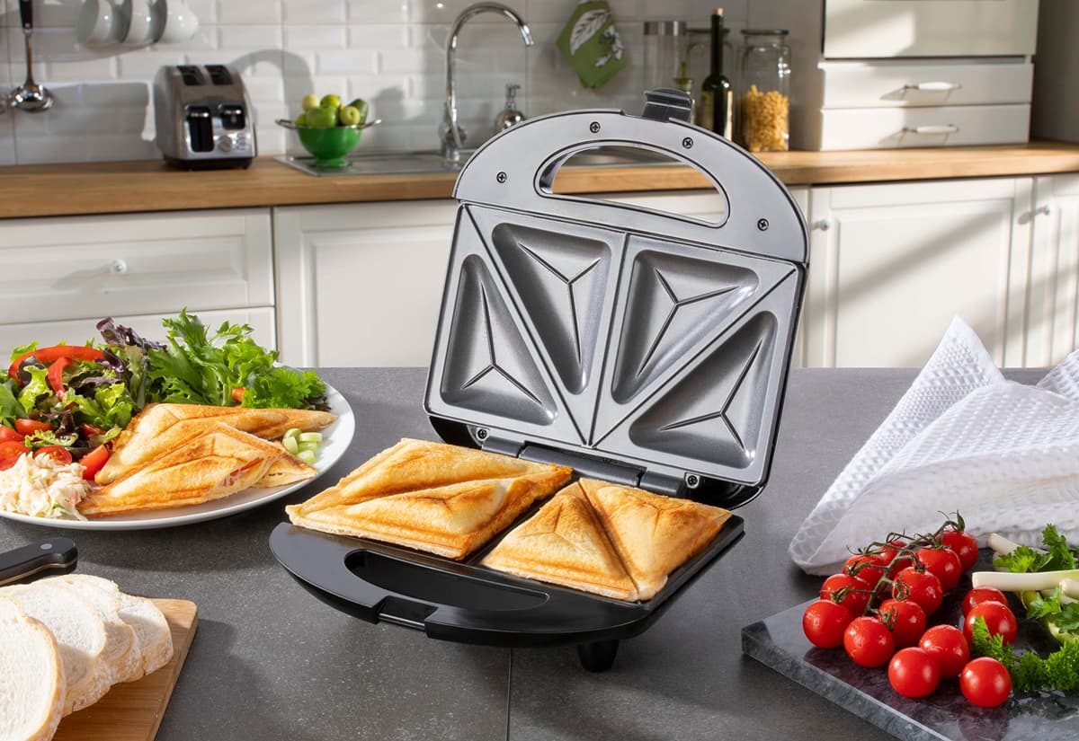 Daewoo Compact Sandwich Maker 750W, Non-Stick Toastie Maker with Dual Indicator Lights & Latch Lock, Easy Clean Sealed Sandwich Press – Ideal for Quick Snacks at Home — view 3