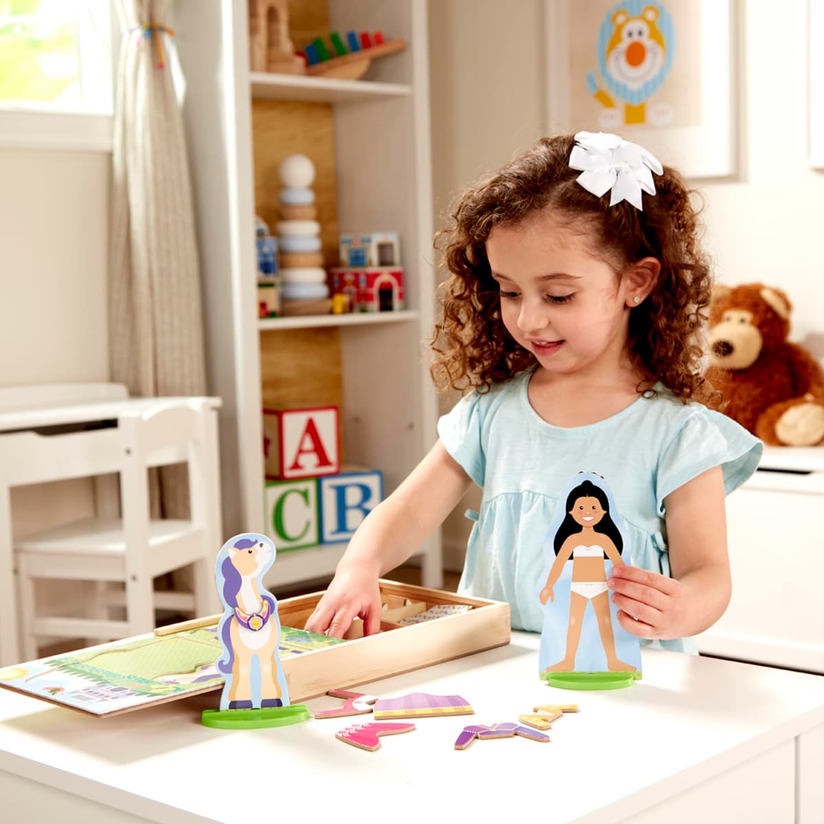 Melissa & Doug - Juego de imitación, de muñecos de madera para vestir con piezas magnéticas - Princesa y caballo (35 piezas) — view 2