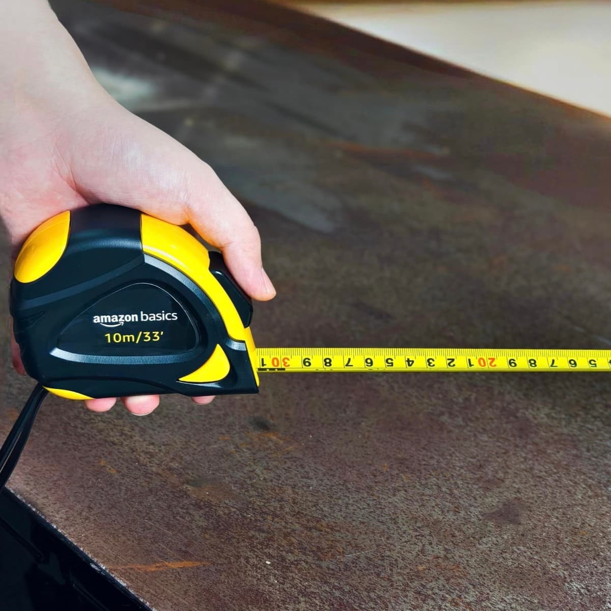 Amazon Basics Cinta métrica con cierre automático, escala y en pulgadas, precisión MID, 10 m (Paquete de 1), Negro, Amarillo — view 7