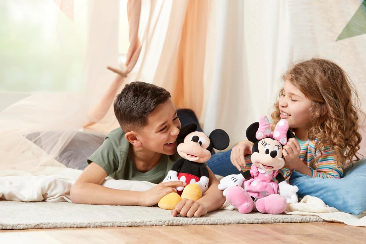 Disney Store: Peluche de Minnie Mouse, 33 cm, Personaje icónico de Peluche con Vestido y Lazo Rosas de Lunares con rasgos faciales Bordados, Adecuado para Todas Las Edades — view 4