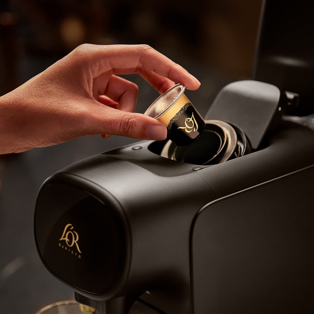 Philips L'Or Barista Sublime - Cafetera de Cápsulas, Reconocimiento de Cápsula Doble, 1 o 2 Tazas, Bandeja de Goteo Ajustable, Negro (LM9012/60) — view 4