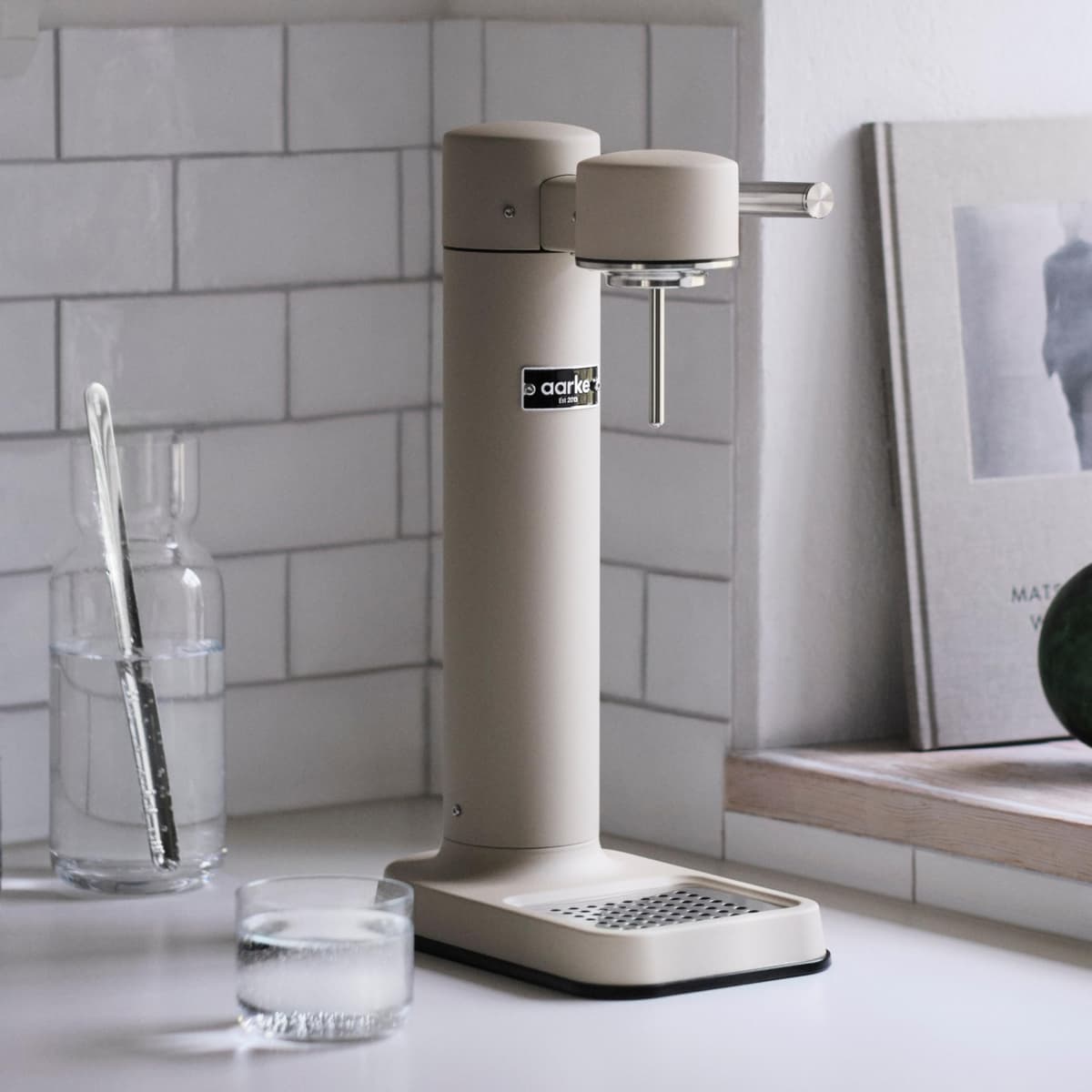 Aarke Carbonator 3, Máquina para hacer Agua con Gas en Acero Inoxidable, incluye Botella 800ml, Edición Especial Sand — view 2