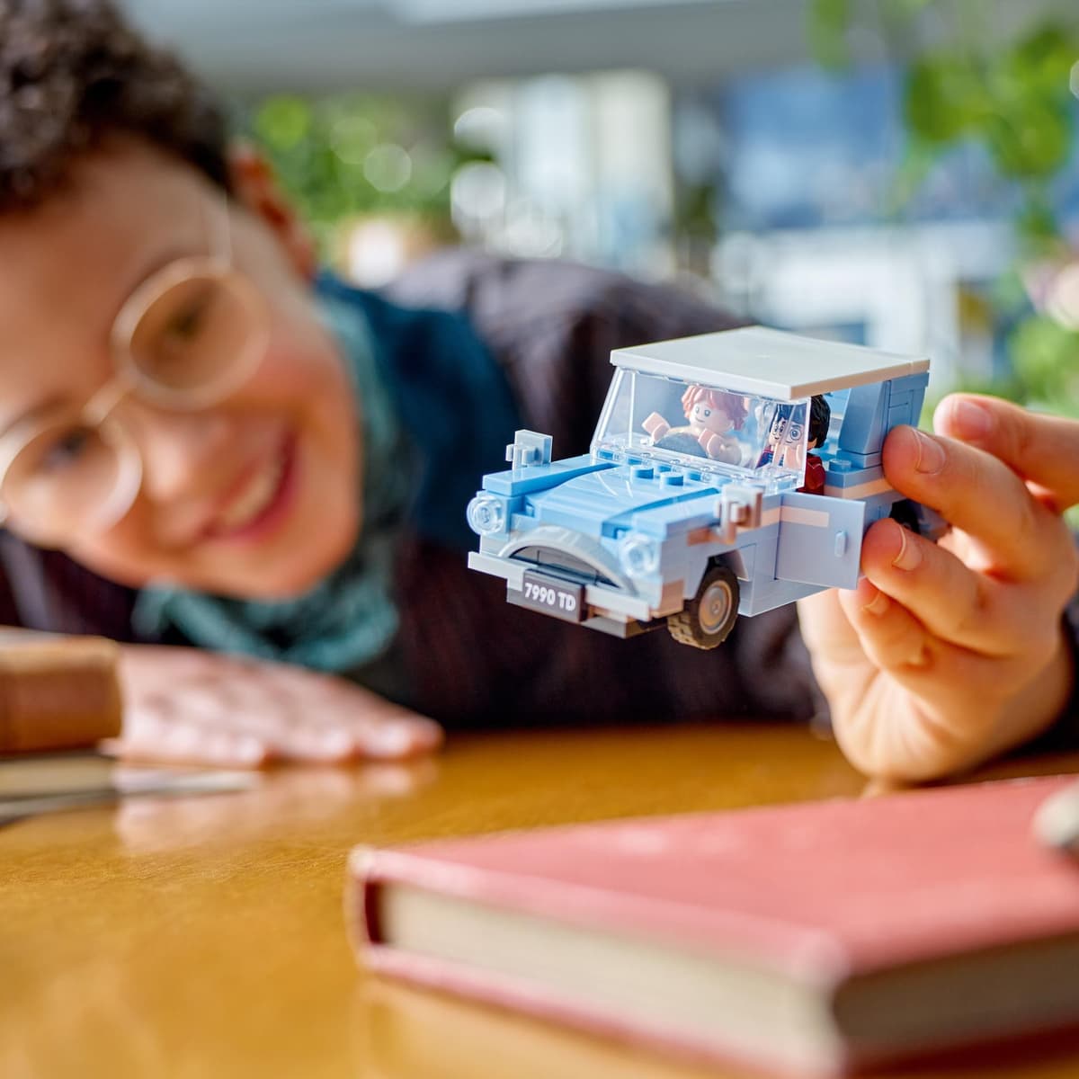 LEGO Harry Potter Ford Anglia Volador de Juguete de Fantasía, Juego de Aventuras con Coche de la Familia Weasley, Regalo para Niños, Niñas y Fans de 7 Años o Más, 2 Minifiguras de Personajes 76424 — view 7