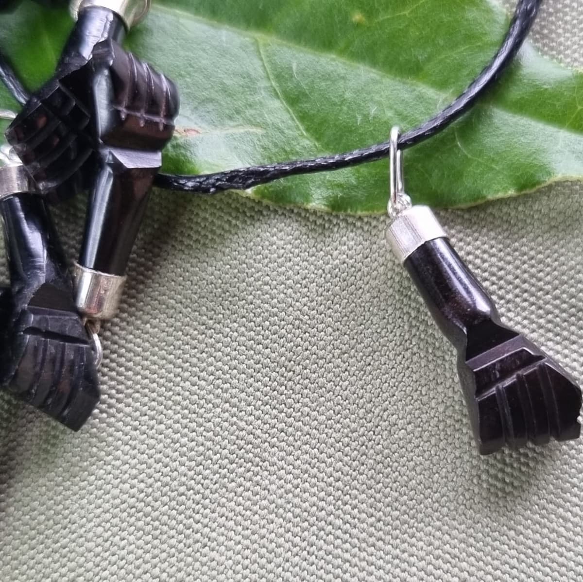 Mano puño de azabache asturiano AUTÉNTICO mal de ojo - incluye cordón, casquillo plata de ley — view 4