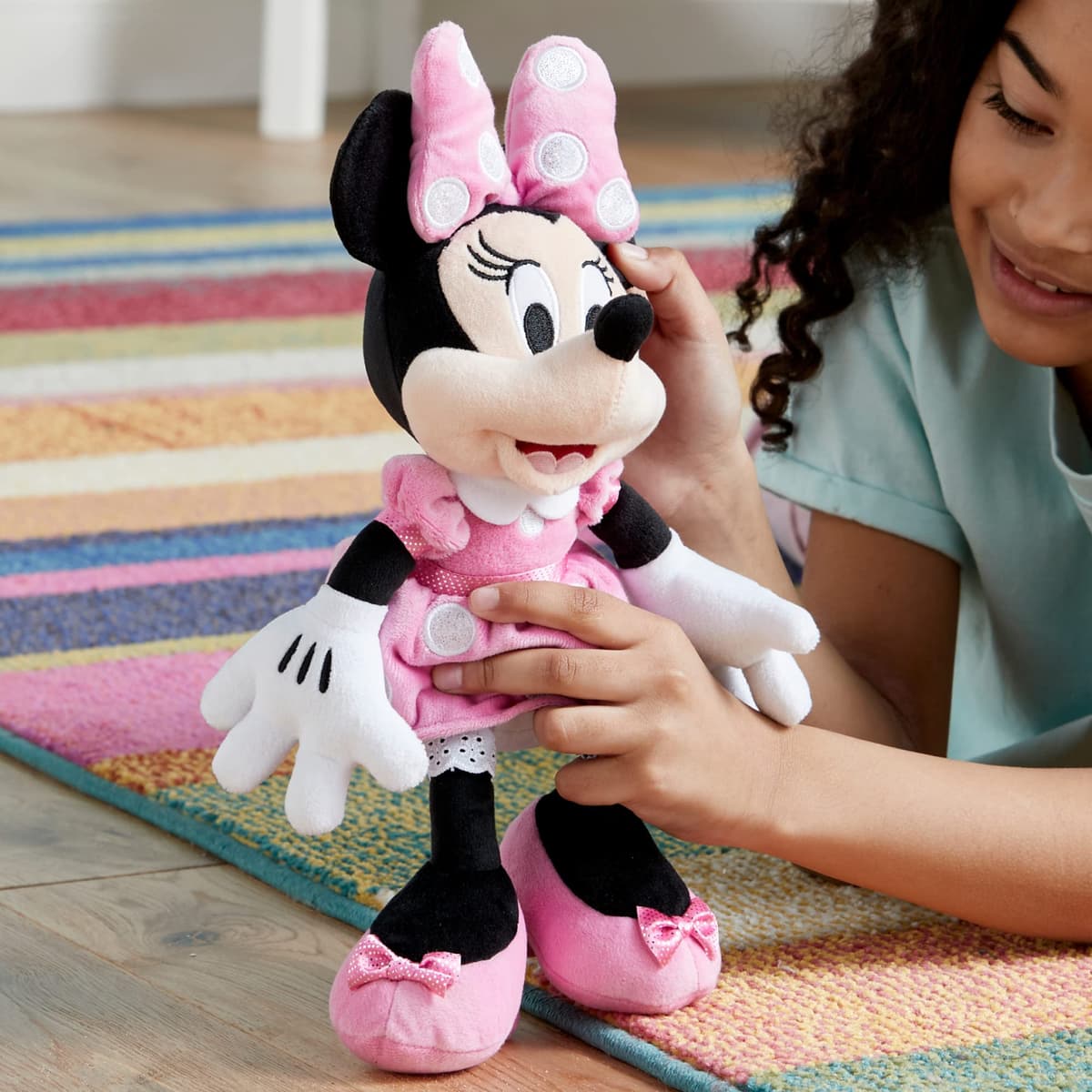 Disney Store: Peluche de Minnie Mouse, 33 cm, Personaje icónico de Peluche con Vestido y Lazo Rosas de Lunares con rasgos faciales Bordados, Adecuado para Todas Las Edades — view 2