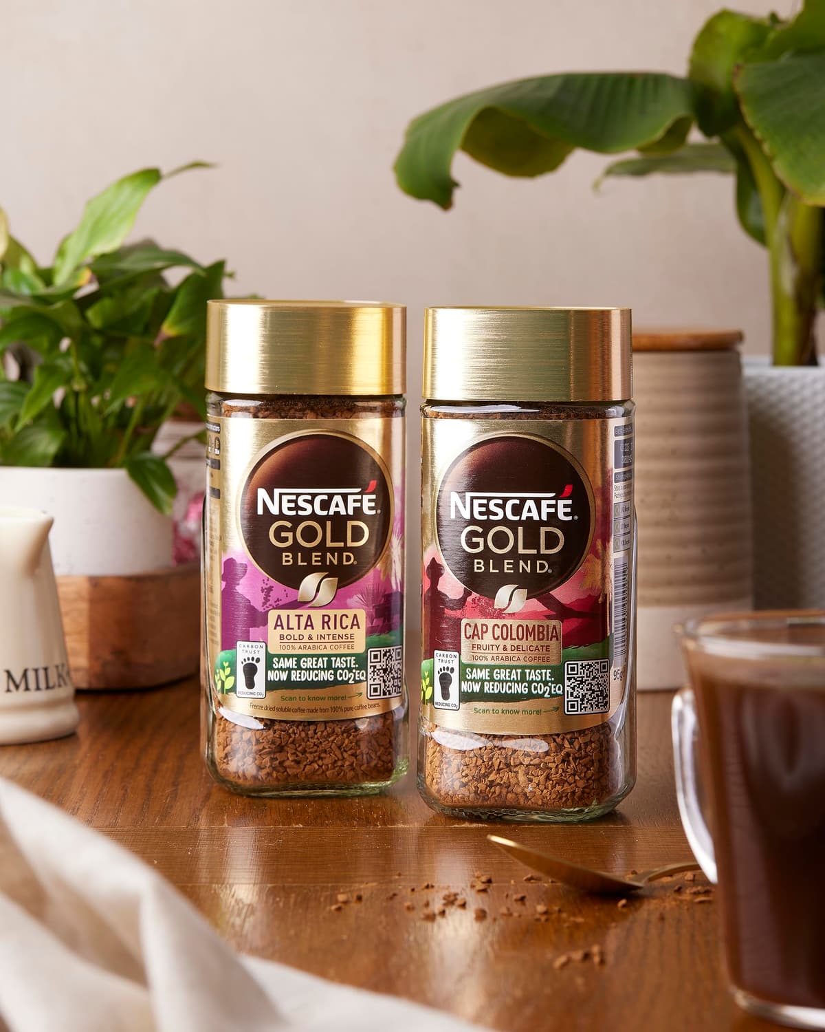 NESCAFÉ Alta Rica Gold Blend Instant Coffee, Dark Roasted Premium Instant 100 Percent Arabica Coffee, 190g (Pack of 1) — view 3