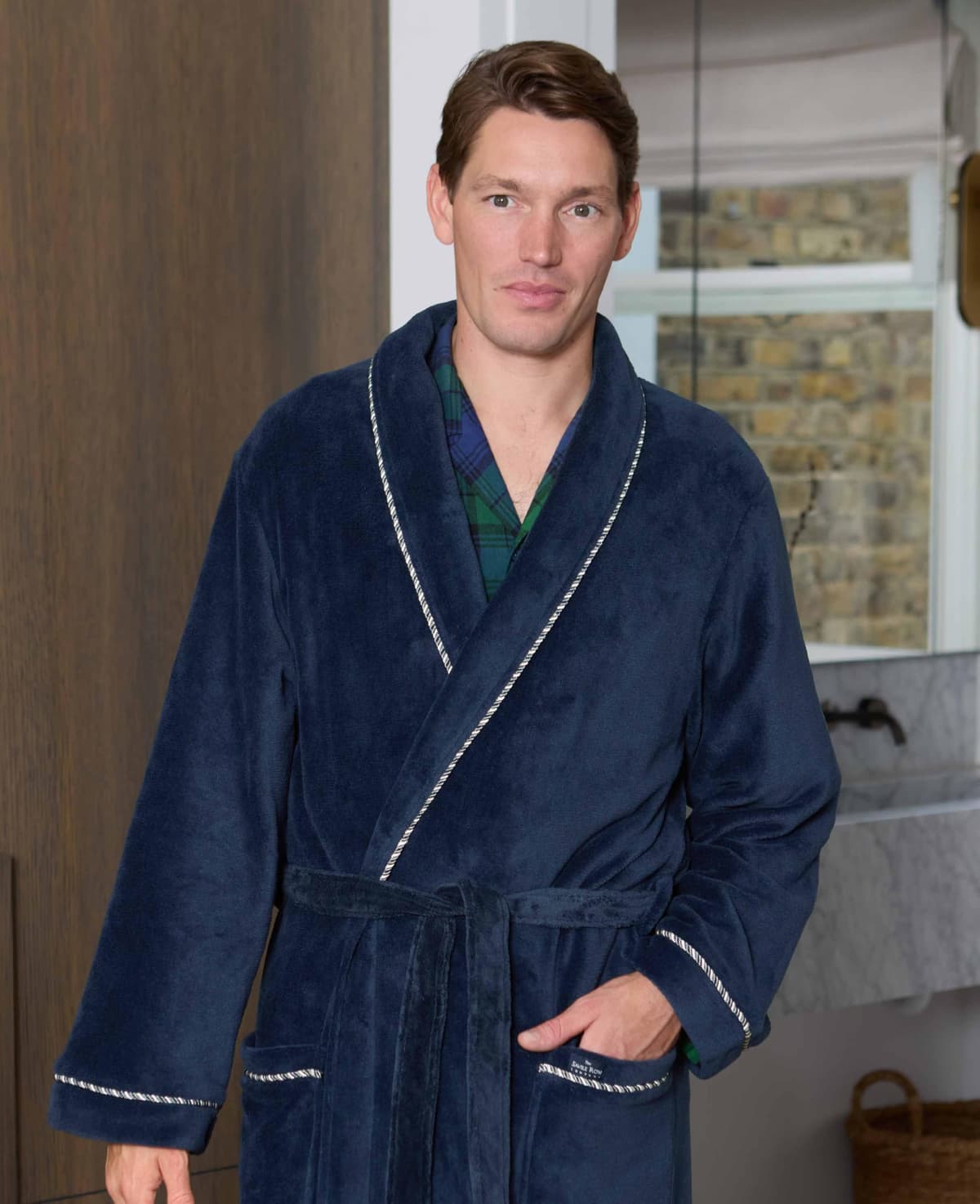 THE SAVILE ROW COMPANY LONDON Men's Lightweight Super Soft Warm Fleece Dressing Gown — view 5