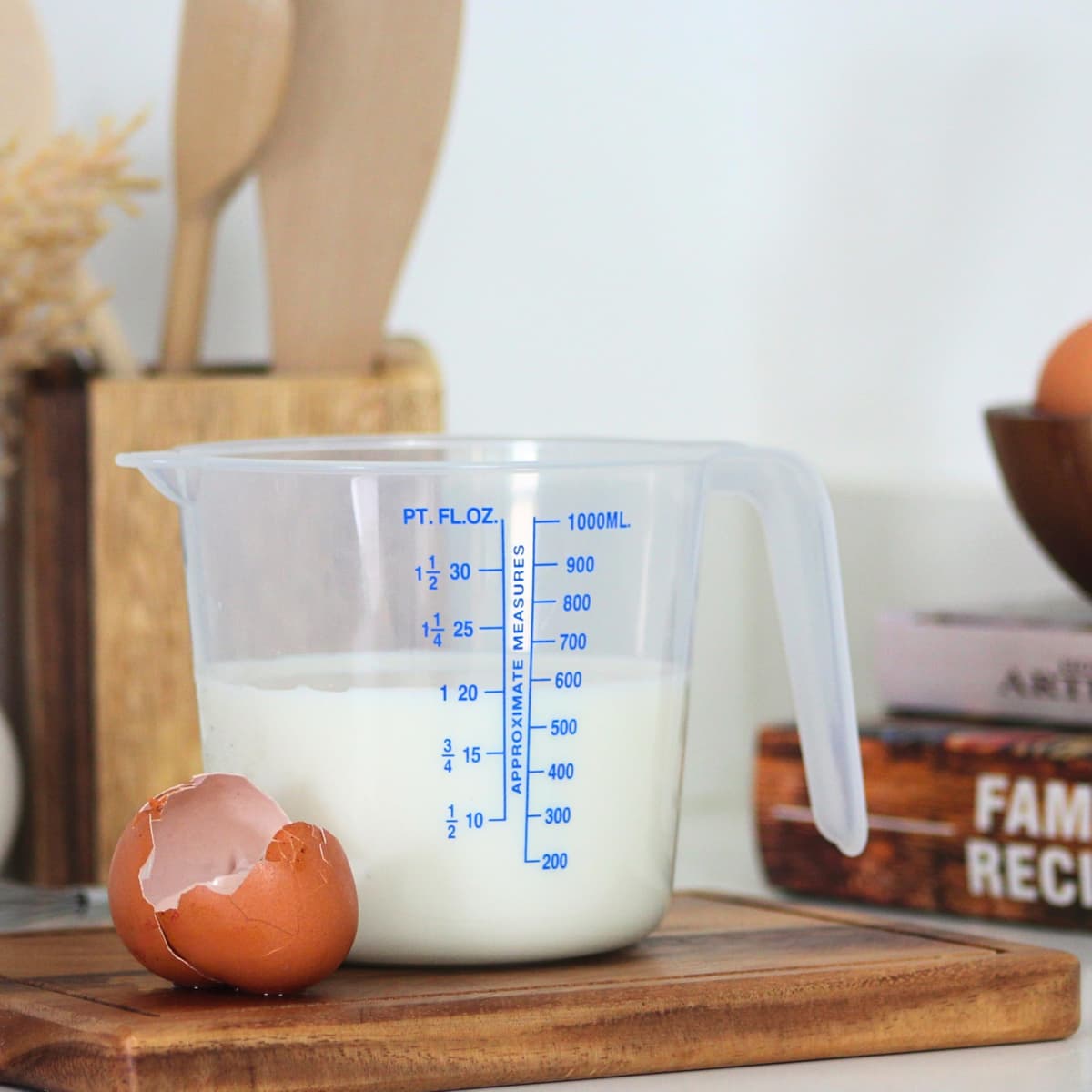 Chef Aid 1 Litre Plastic Measuring Jug, BPA-Free, Transparent Liquid Measuring Cup with Easy-Read Markings, Ideal for Cooking, Baking, and Food Preparation — view 4