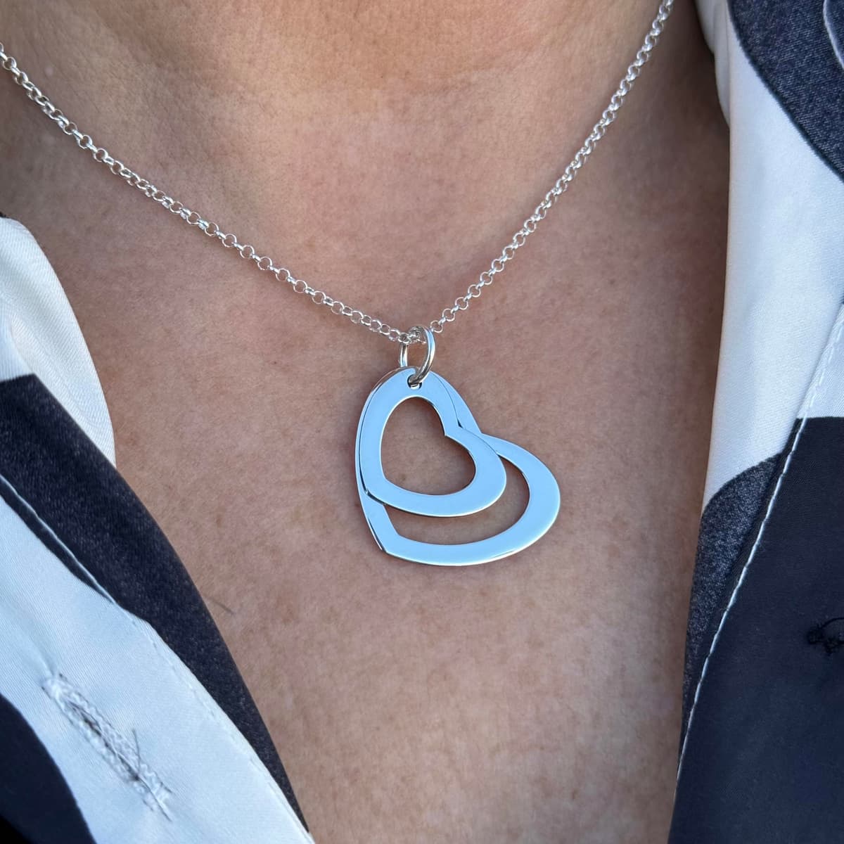 Collar Corazón con Grabación de Nombres Personalizada en Plata de Ley 925 Cadena de 45cm + Alargador. Regalo ideal de San Valentín, para Novia Madre Abuela. Hecho en España. (2 Corazones Plata) — view 3