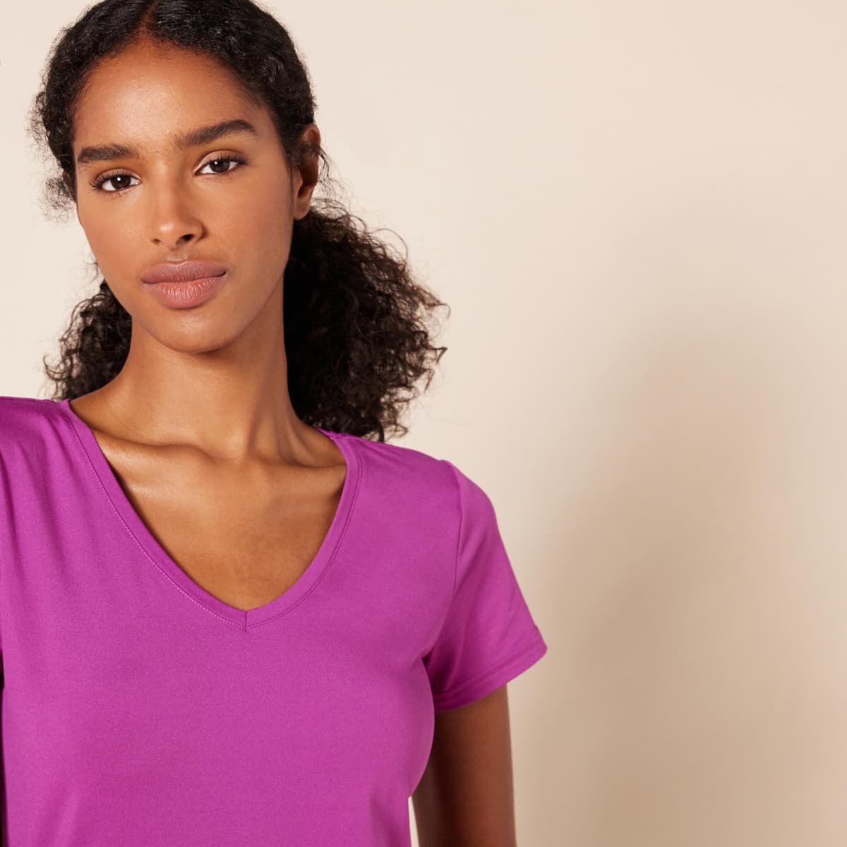 Amazon Essentials Mujer Camiseta Elástica de Secado Rápido, Manga Corta y Cuello en V (Hay Tallas Grandes) — view 5
