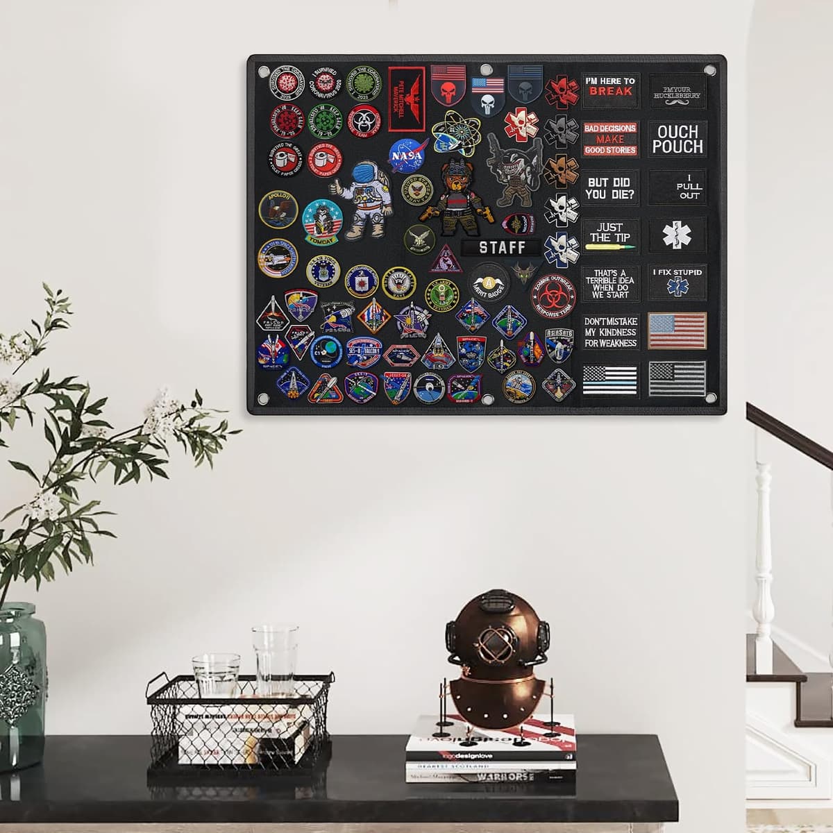 Hshenjhu Panel Táctico para Parches, Tablero de Exhibición de Parches Tácticos, Panel para Parche Militares, Tablero de Parche de Militar Táctico Plegable, con 6 Ganchos, 60 X 45 CM, Negro — view 3
