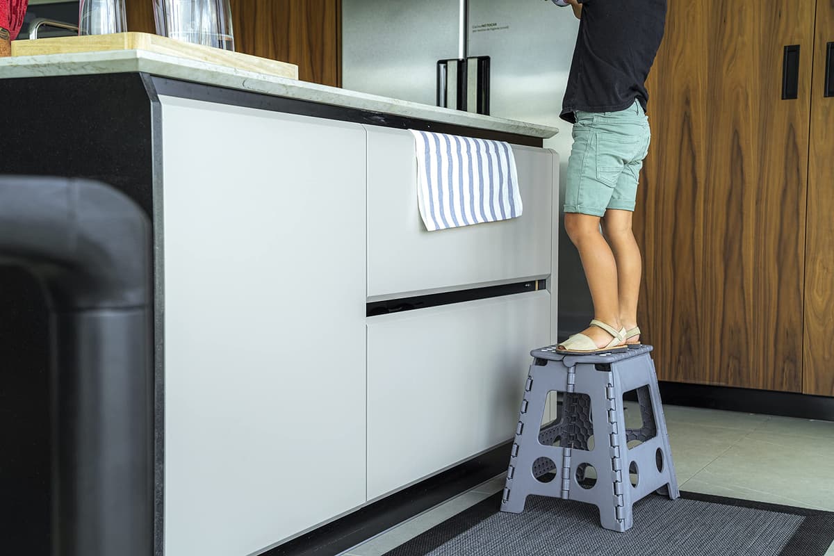 ARREGUI TB-022-G Taburete Plegable Cocina o Baño | Escalera Plegable Pequeña | Taburete Infantil | Banqueta Baño | Escalón Plegable para Adultos y Niños (hasta 150Kg) | 22 cm de Altura | Gris — view 10