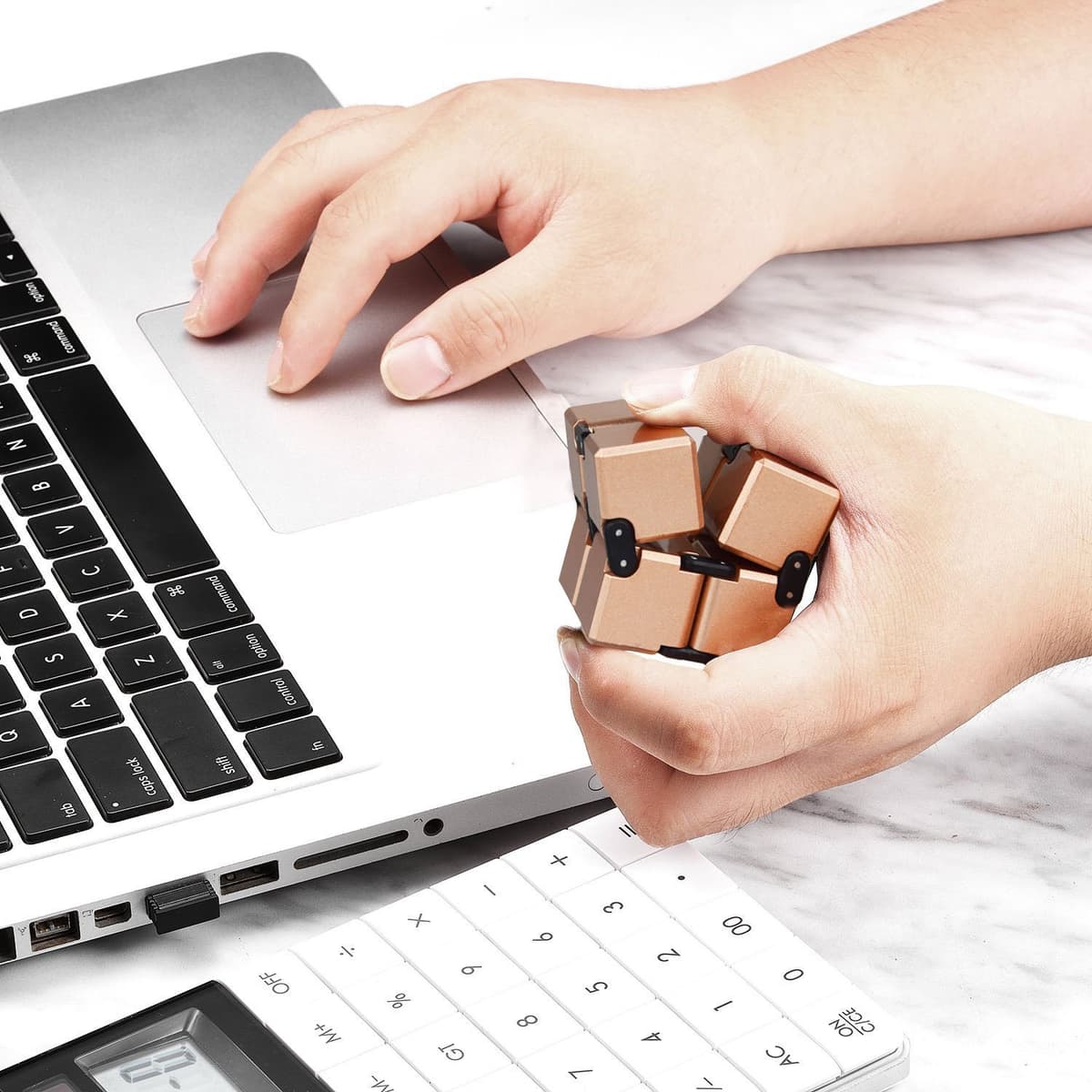 Funxim Infinity Cube Toy para Adultos y niños, versión Nueva Fidget Finger Toy Stress y Ansiedad, Killing Time Fidget Toys Infinite Cube para Office Staff — view 5