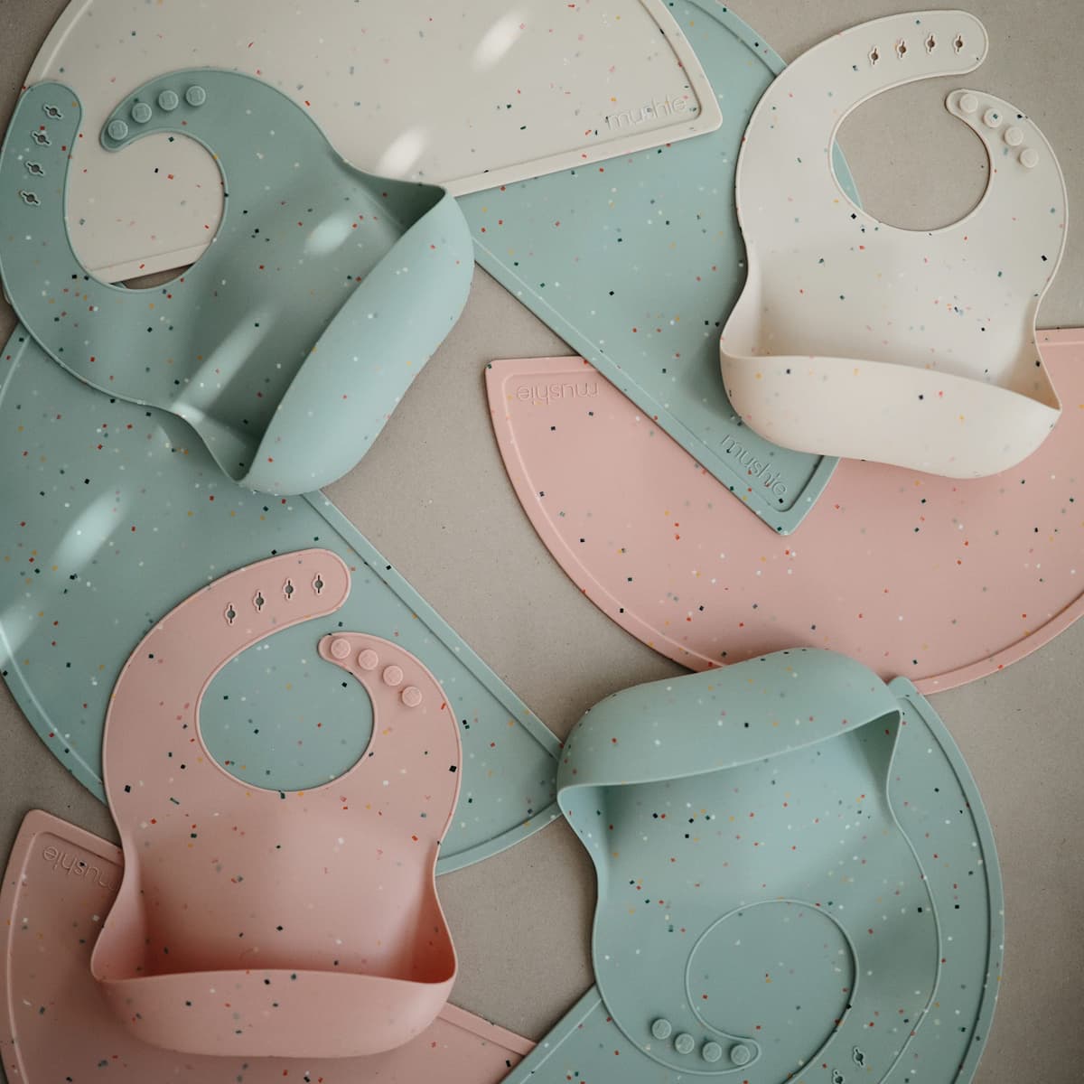 mushie Babero de Silicona para Bebés | Baberos de Alimentación con Bolsillo | Fáciles de Lavar | 4 Tamaños Ajustables | Sin BPA | Accesorio Durable para Niños Pequeños y Niñas | — view 2