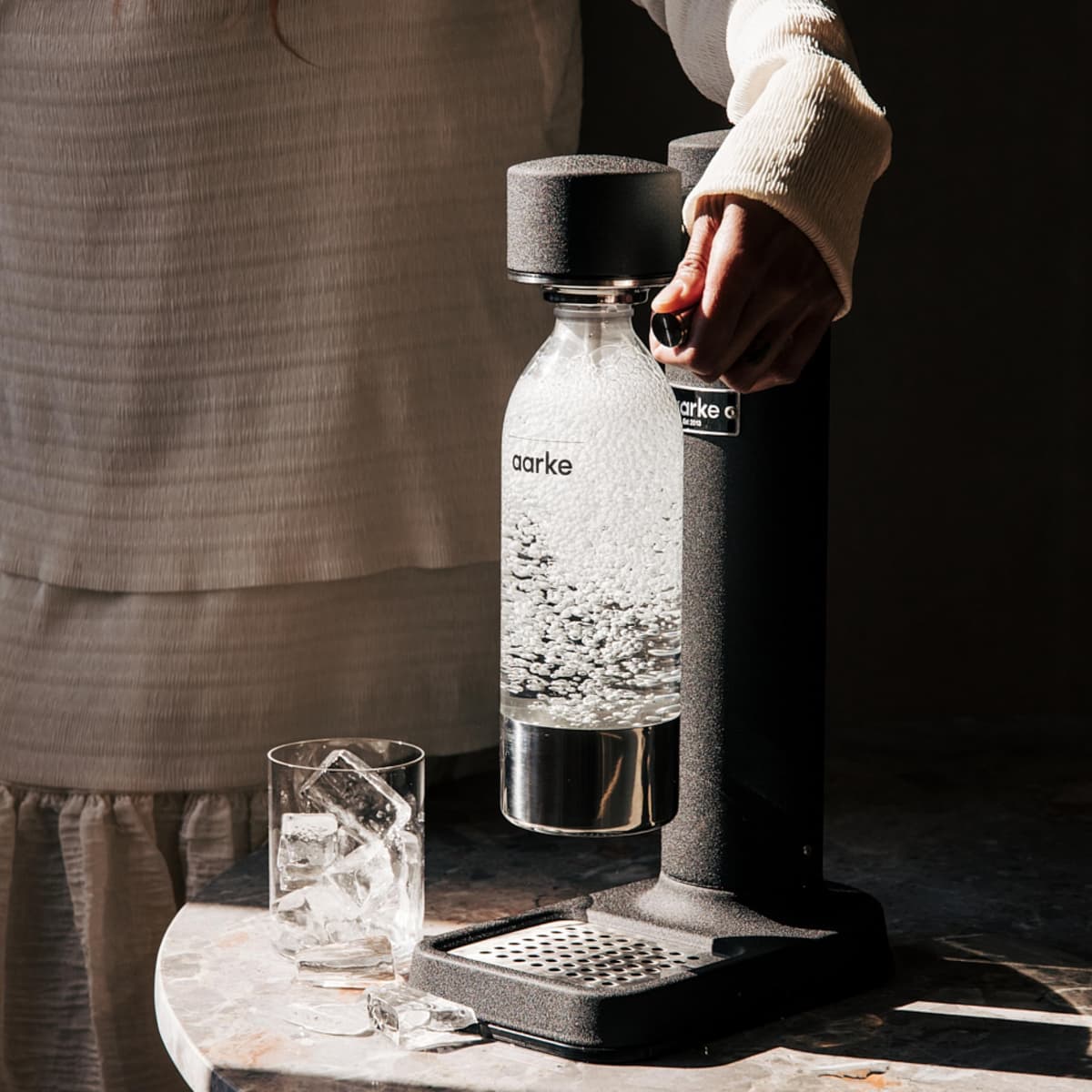 Aarke Carbonator 3, Máquina para hacer Agua con Gas en Acero Inoxidable, incluye Botella 800ml, Acabado en Negro — view 4