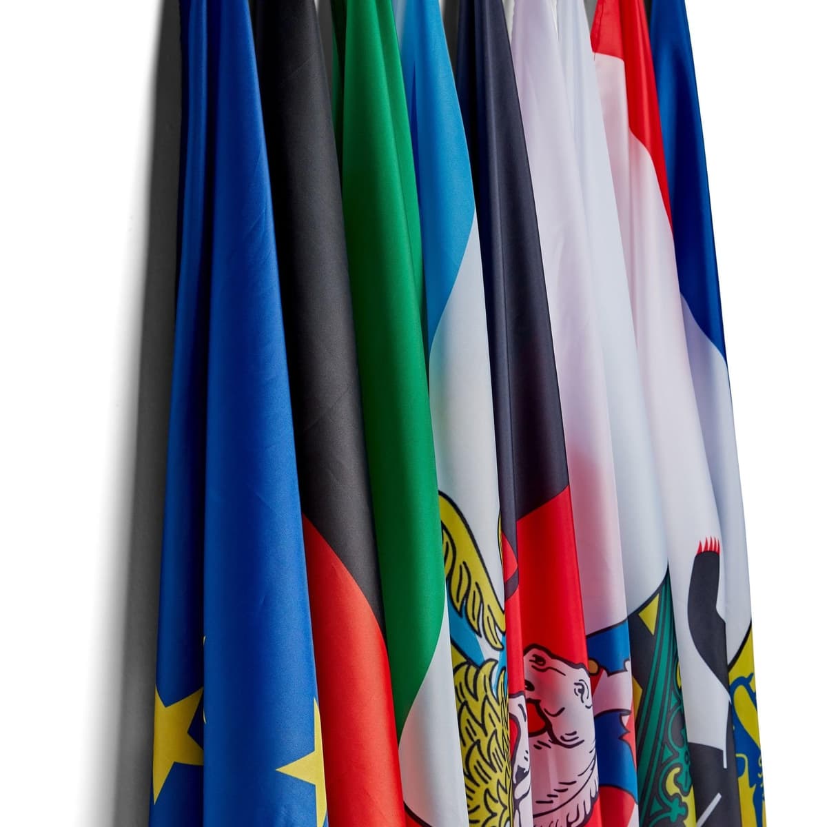 Runesol Cornwall Flag - 91x152cm, 3ft x 5ft, Cornish Flag, 4 Grommets, Eyelet in Every Corner, Premium Quality, Inside & Outside Use, Vivid Colours — view 744
