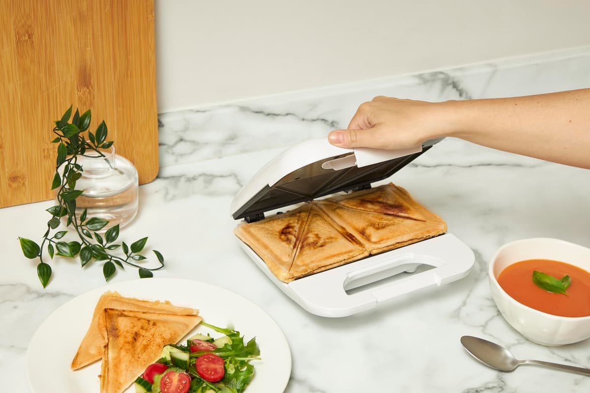 PIFCO 750W White Sandwich Toaster - Non-Stick Electric Toastie Maker with Cool-Touch Handle - Compact Sandwich Toaster for Students, Best for Small Kitchens, Ideal Home Kitchen Appliance — view 5