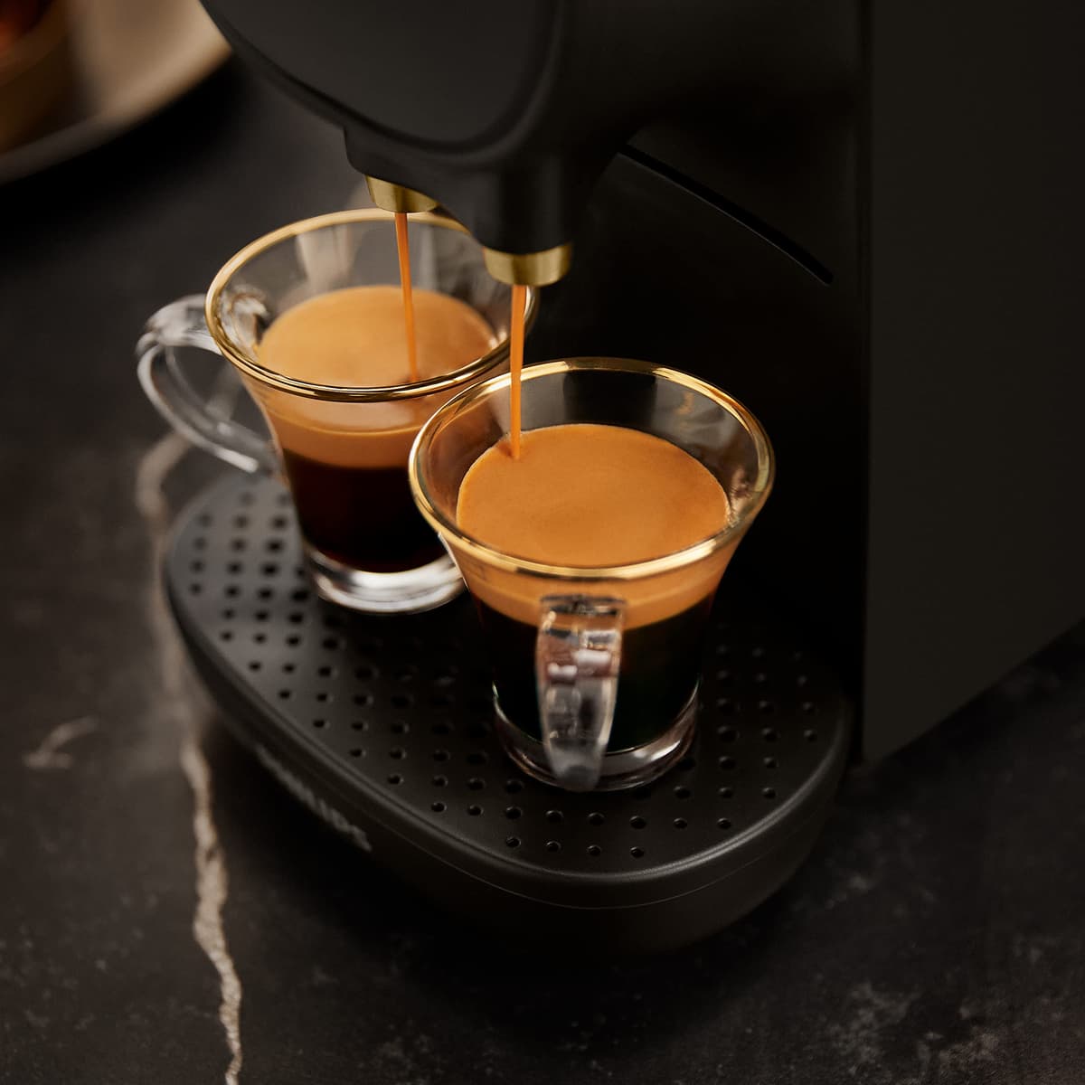 Philips L'Or Barista Sublime - Cafetera de Cápsulas, Reconocimiento de Cápsula Doble, 1 o 2 Tazas, Bandeja de Goteo Ajustable, Negro (LM9012/60) — view 5