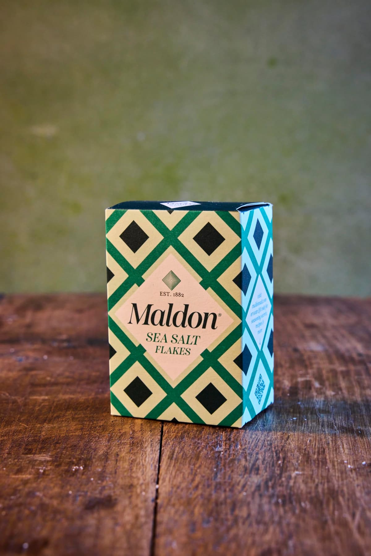 Maldon - Sea Salt Flakes, Unique Pyramid Shaped Salt Flakes, Perfect for a Wide Range of Dishes, Hand-Harvested for Four Generations, 250g Box — view 2