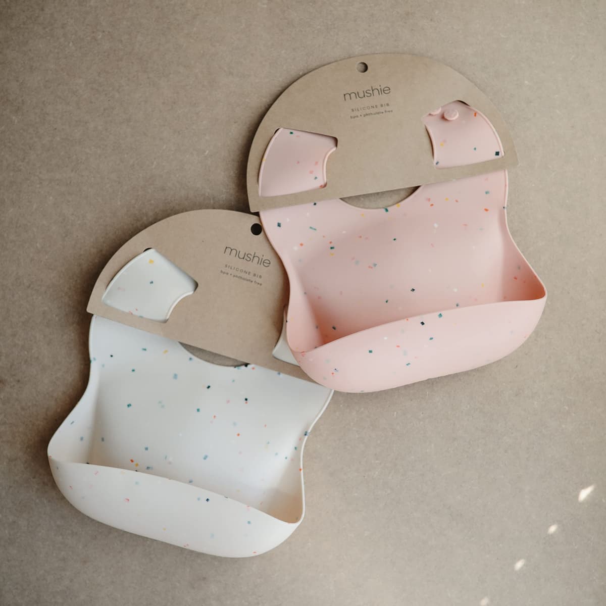 mushie Babero de Silicona para Bebés | Baberos de Alimentación con Bolsillo | Fáciles de Lavar | 4 Tamaños Ajustables | Sin BPA | Accesorio Durable para Niños Pequeños y Niñas | — view 2