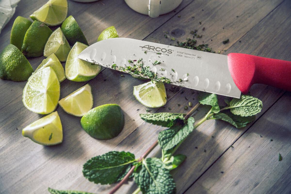 Arcos Serie 2900 - Cuchillo Santoku con Alveolos - Hoja de Acero Inoxidable Nitrum de 180 mm - Mango inyectado en Polipropileno Color Rojo — view 6