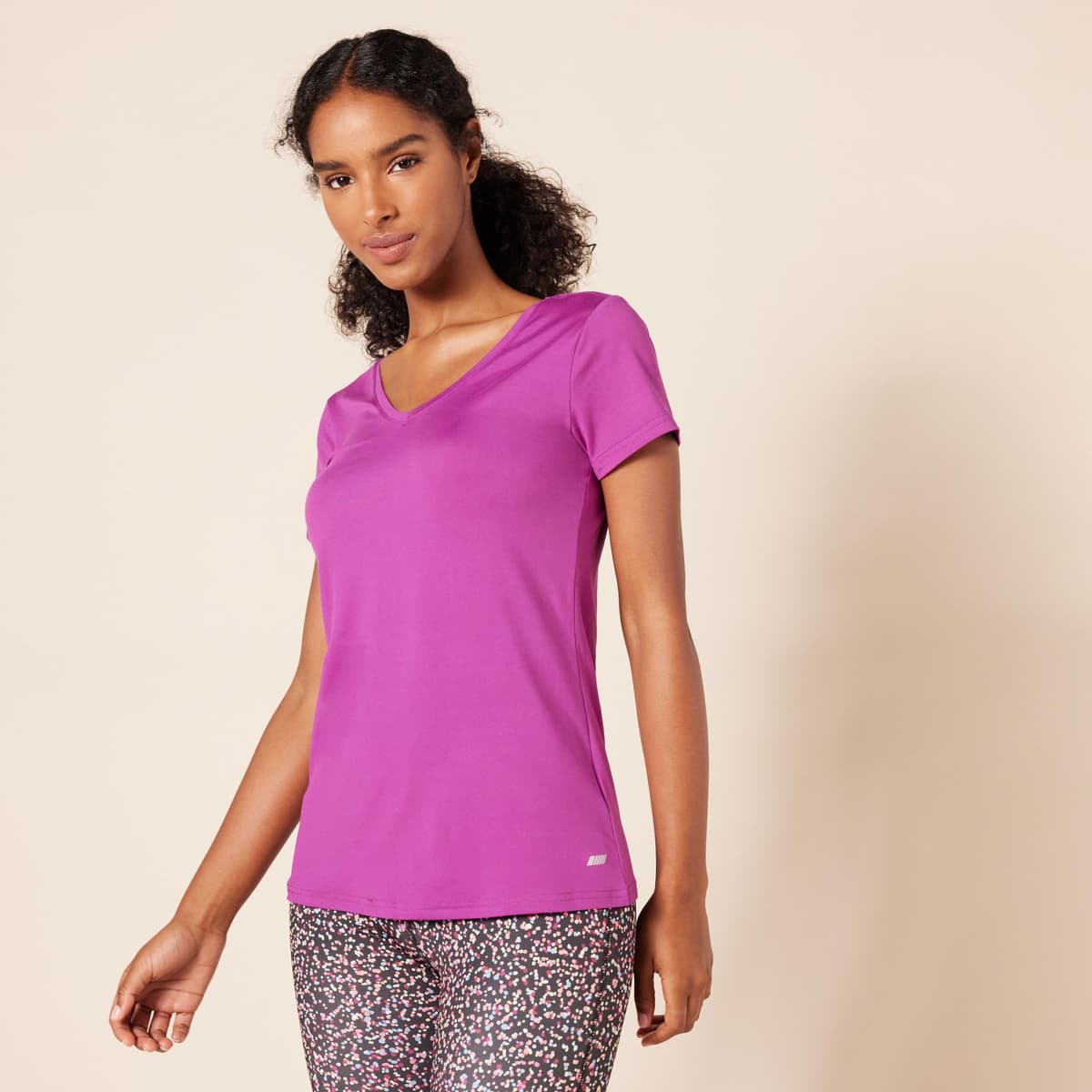 Amazon Essentials Mujer Camiseta Elástica de Secado Rápido, Manga Corta y Cuello en V (Hay Tallas Grandes) — view 3