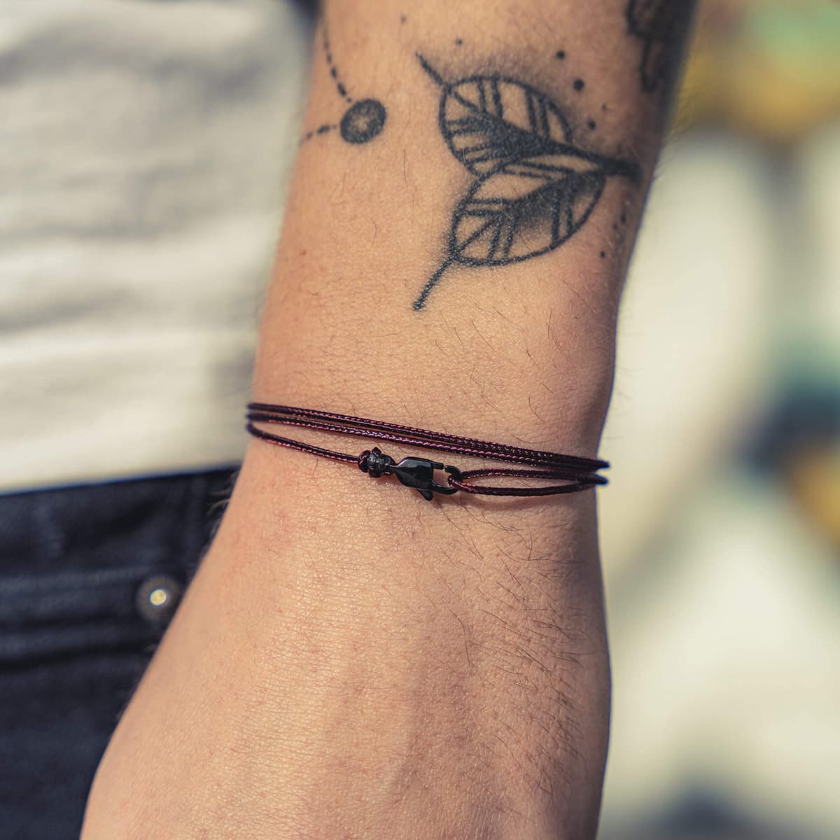 Made by Nami Pulsera Fina para Hombres y Mujeres con Cierre de Mosquetón Hecha a Mano - Joyería Marítima para Surfistas - Pulsera de Tela Minimalista - 100% Impermeable y Ajustable (Vino Rojo Negro) — view 2