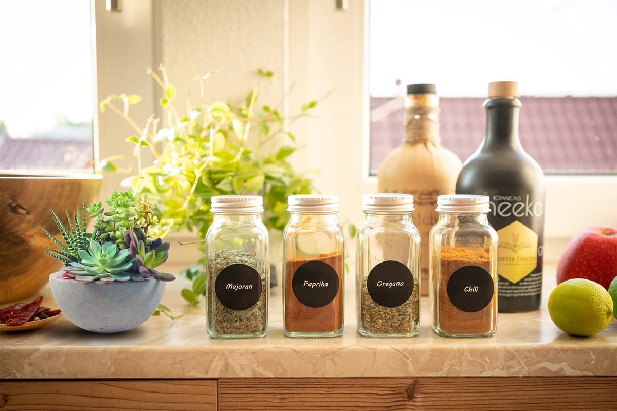 Kamoro HOME & KITCHEN 4 spice jars for easy storage of spices - Extra large capacity of 170ml - 8 shakers of 2 shapes for easy dosing — view 4