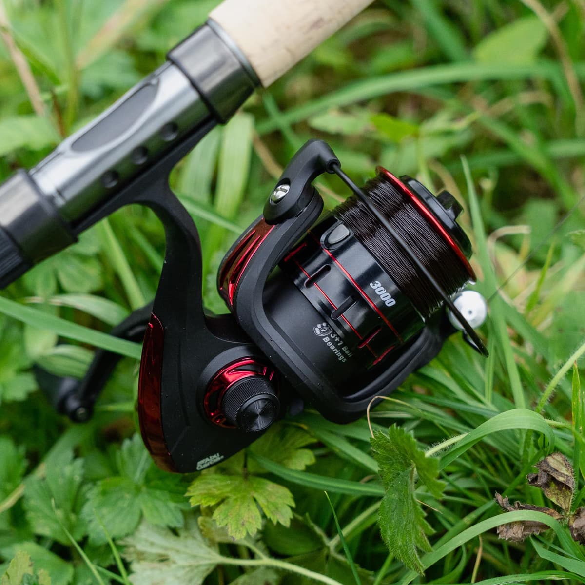 Abu Garcia Cardinal X - Carrete Giratorio Completo, Carrete de Agua Dulce para Pesca de señuelo depredador, Trucha, Perca, Lucio, salmón, Robusto y Ligero, Aluminio Negro y Rojo, Varios tamaños — view 4