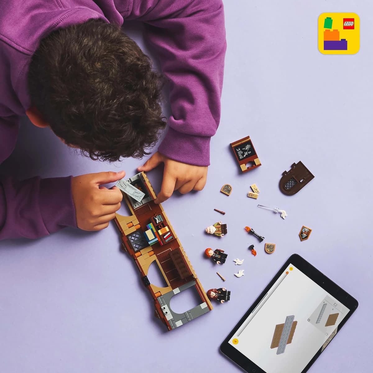 LEGO Harry Potter Castillo de Hogwarts: Clase de Encantamientos Juguete de Película La Piedra Filosofal, Minifiguras de Ron Weasley y Hermione Granger, Regalo para Niñas y Niños de 8 Años o Más 76442 — view 2