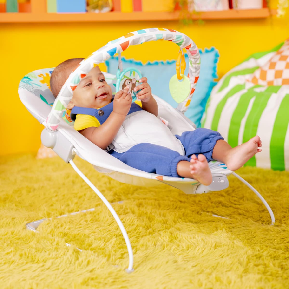 Bright Starts, Asiento Infantil Vibrador - Barra de Juguetes Removible, Pies Antideslizantes, 0-6 Meses Hasta 9 kg (Safari Fun) — view 4