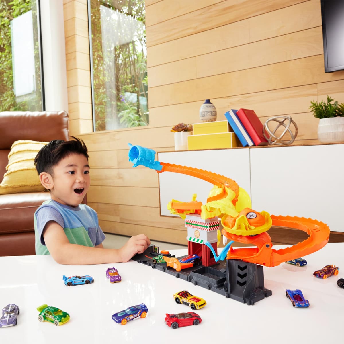 Hot Wheels City “Let's Race - ¡a Correr!” Netflix - Pizza Slam Ataque de Cobra Pista para Coches de Juguete con Serpiente, Incluye 1 vehículo, +4 años (Mattel HTN81) — view 2