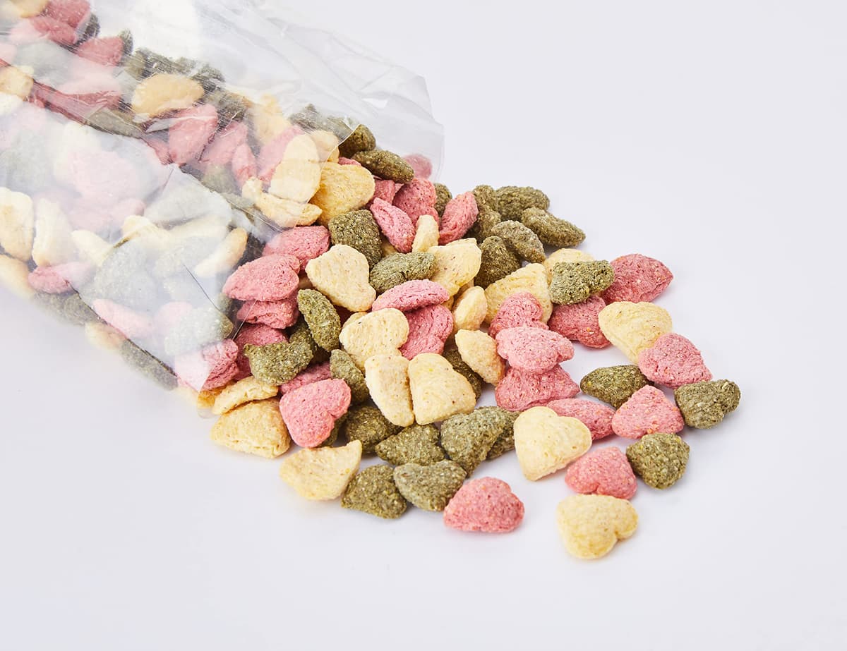 Rosewood Naturals Little Hearts, Small Animal Treats for Rabbits, Guinea Pigs, Chinchillas, Degus, Hamsters, Gerbils, Mice and Rats, 100g — view 2