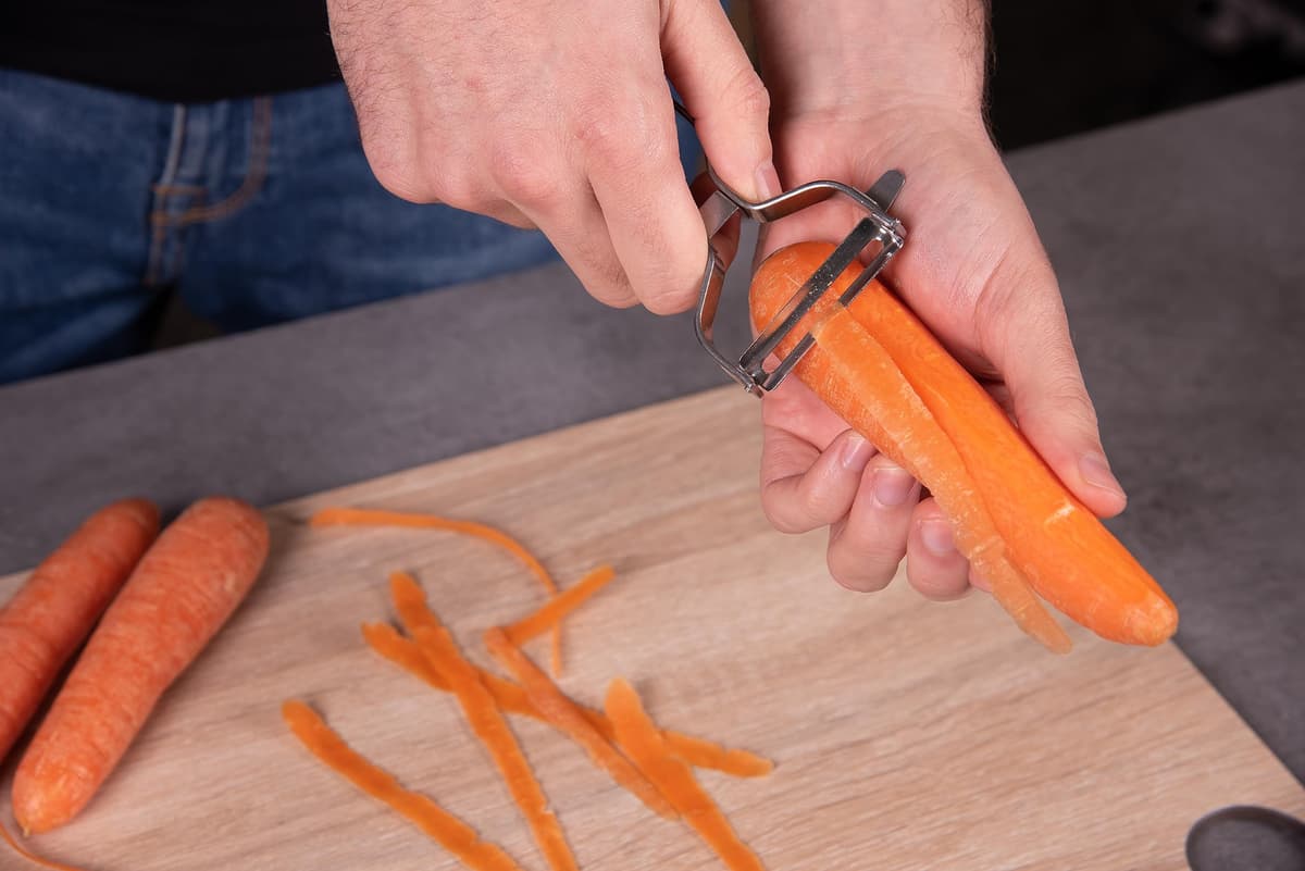 ARCOS Pelador Profesional 130mm en Acero Inoxidable Cromado para Pelar Frutas y Verduras. Utensilio de Cocina para Cortes Finos. Gadget Chef con Diseño Ergonómico. Color Plata — view 6