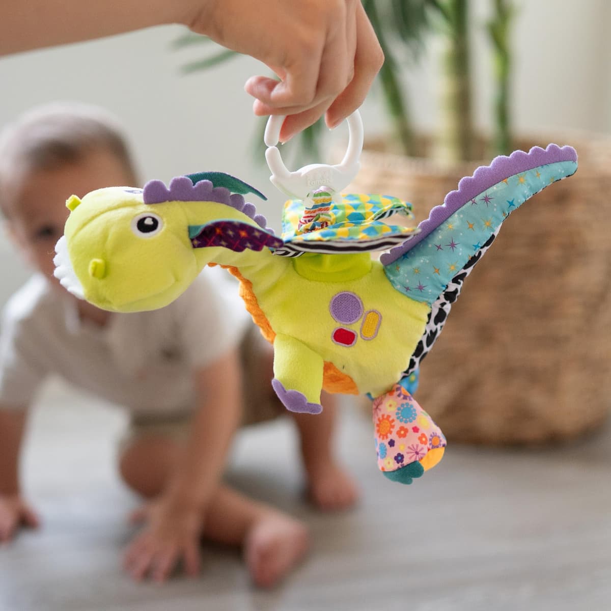 LAMAZE Flip Flap Dragon, Clip on Pram and Pushchair Newborn Baby Toy, Sensory Toy for Babies Boys and Girls from 0 to 6 Months — view 3