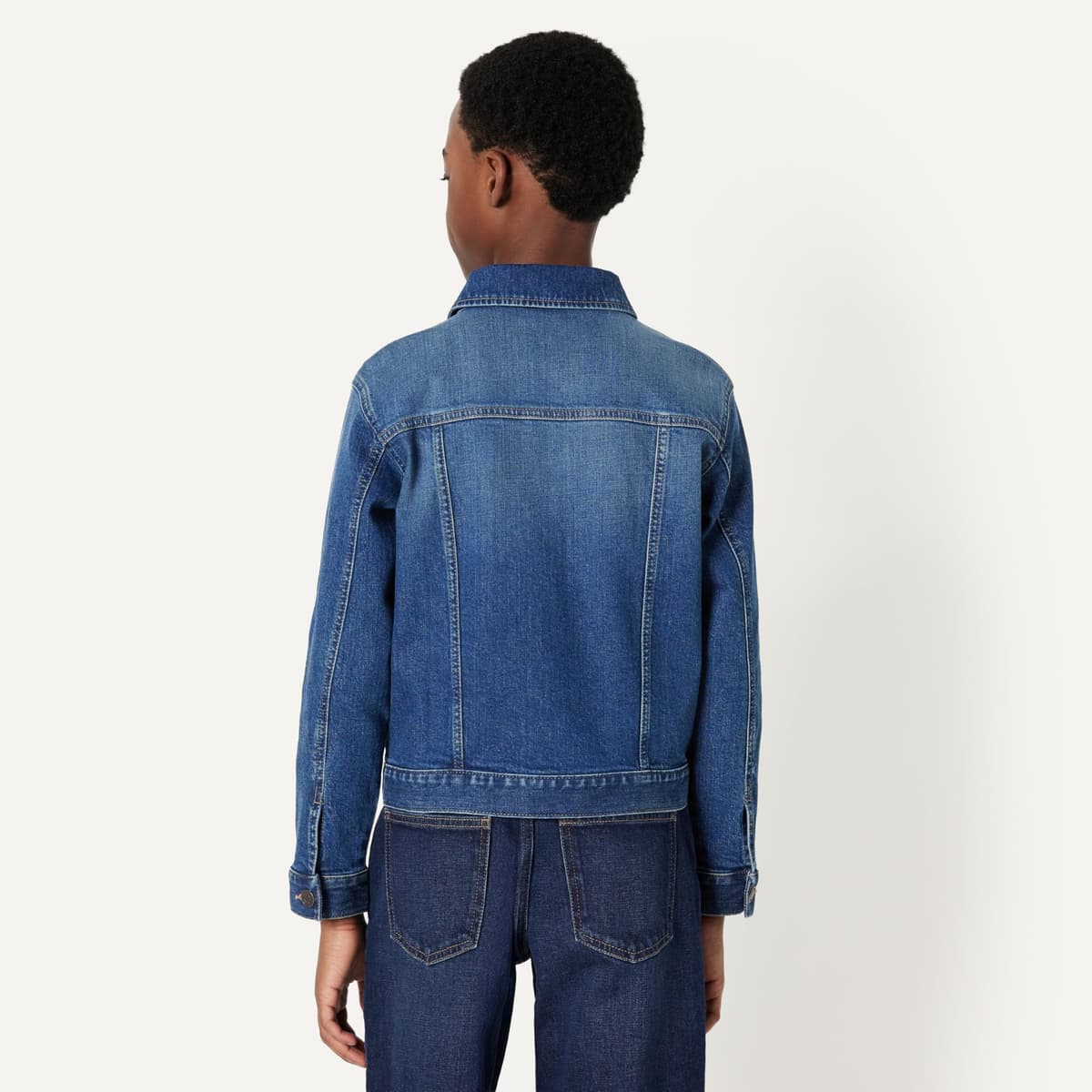 Amazon Essentials Unisex Kids' Medium Stretch Regular-Fit Denim Trucker Jacket for Boys and Girls — view 3