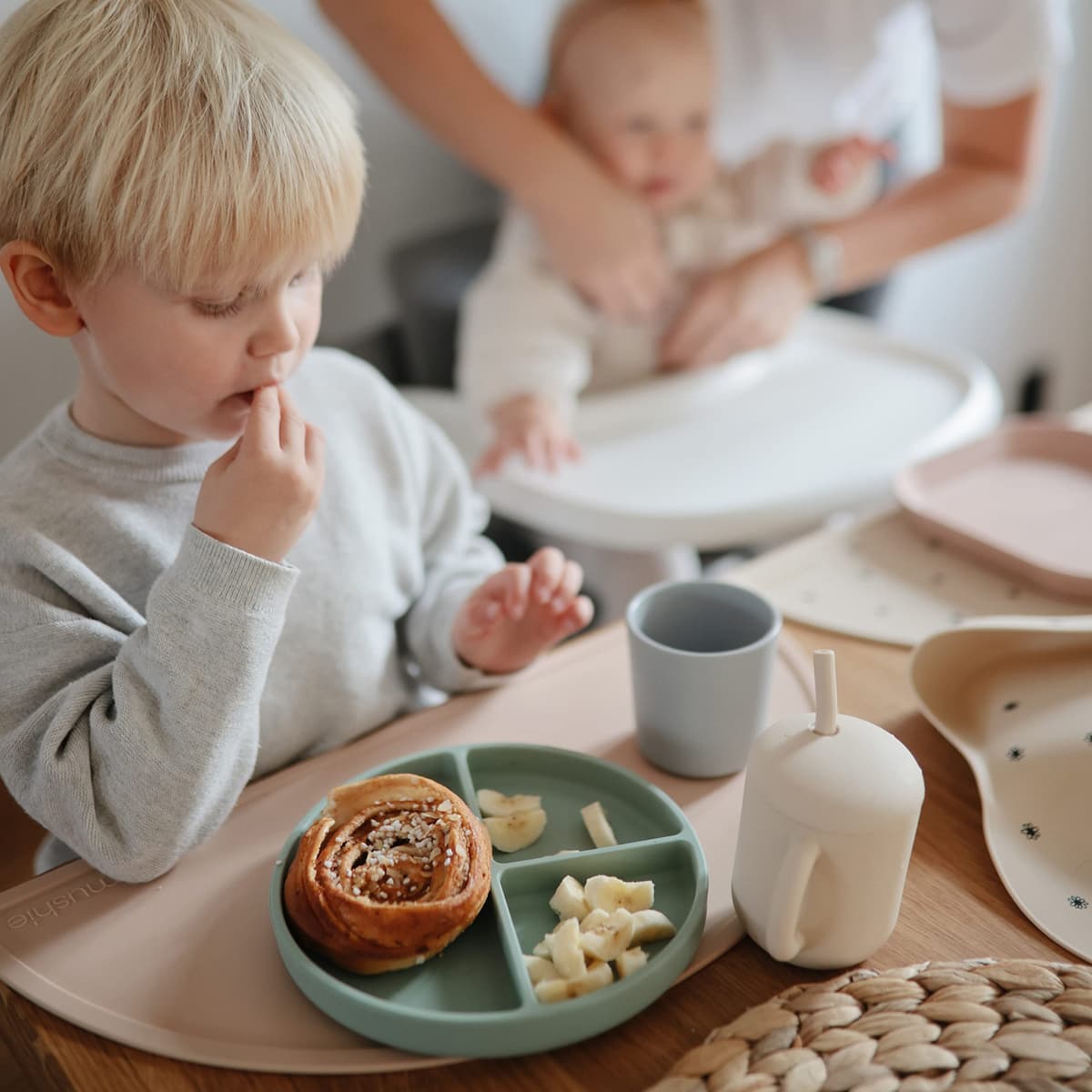 mushie Platos de Silicona para Niños | con Ventosa Antideslizante | Accesorios de Aprendizaje para Bebés y Niños Pequeños | Sin BPA | Resistente al Lavavajillas y al Microondas | Cambridge Blue — view 4