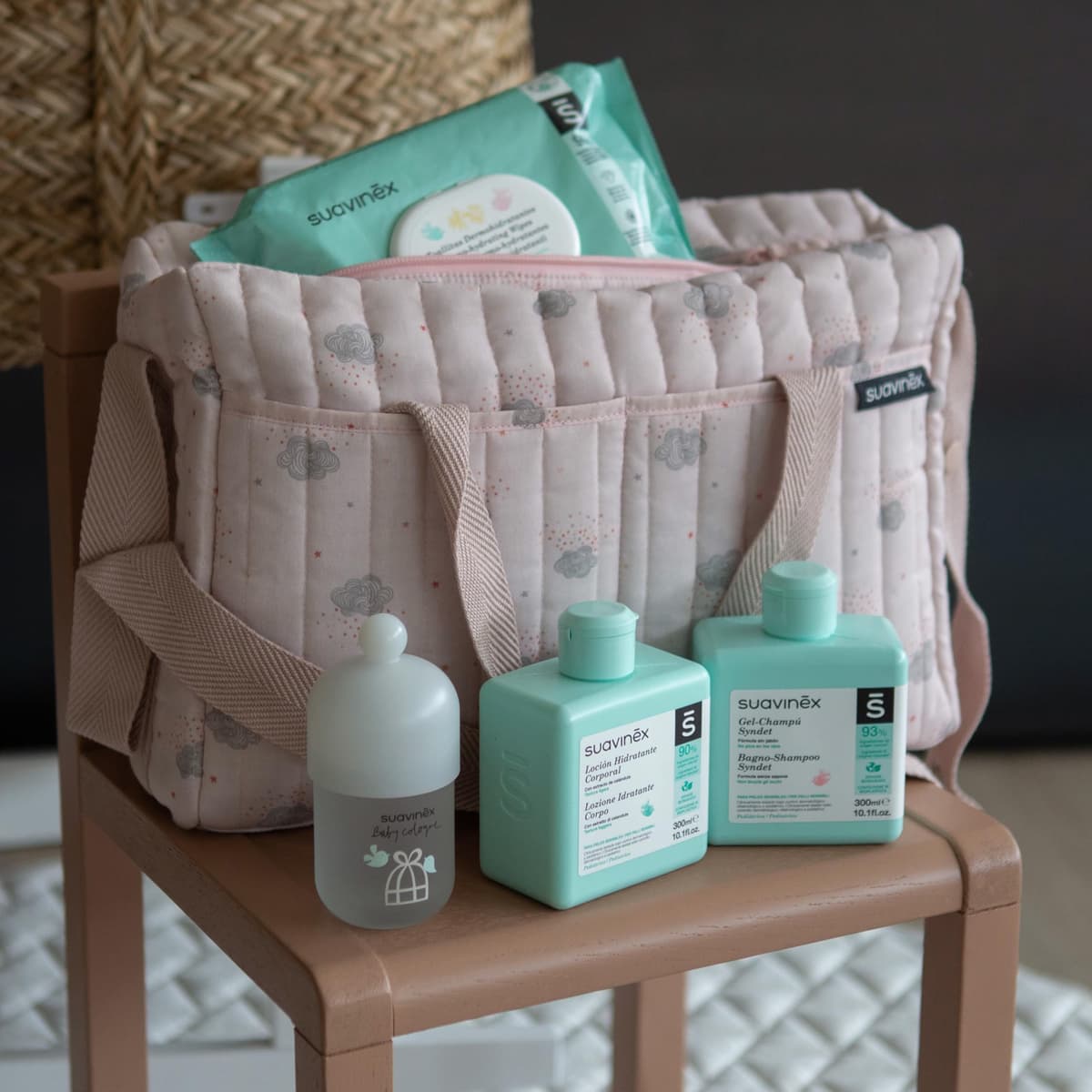 Suavinex, Bolso Carro Bebé con Cosmética: Gel Champú Syndet 300 ml + Loción Hidratante 300 ml + Pomada Pañal 50 ml + Baby Cologne 100 ml + Toallitas 60 Uds. Regalo Recién Nacido, Canastilla Bebé, Rosa — view 3