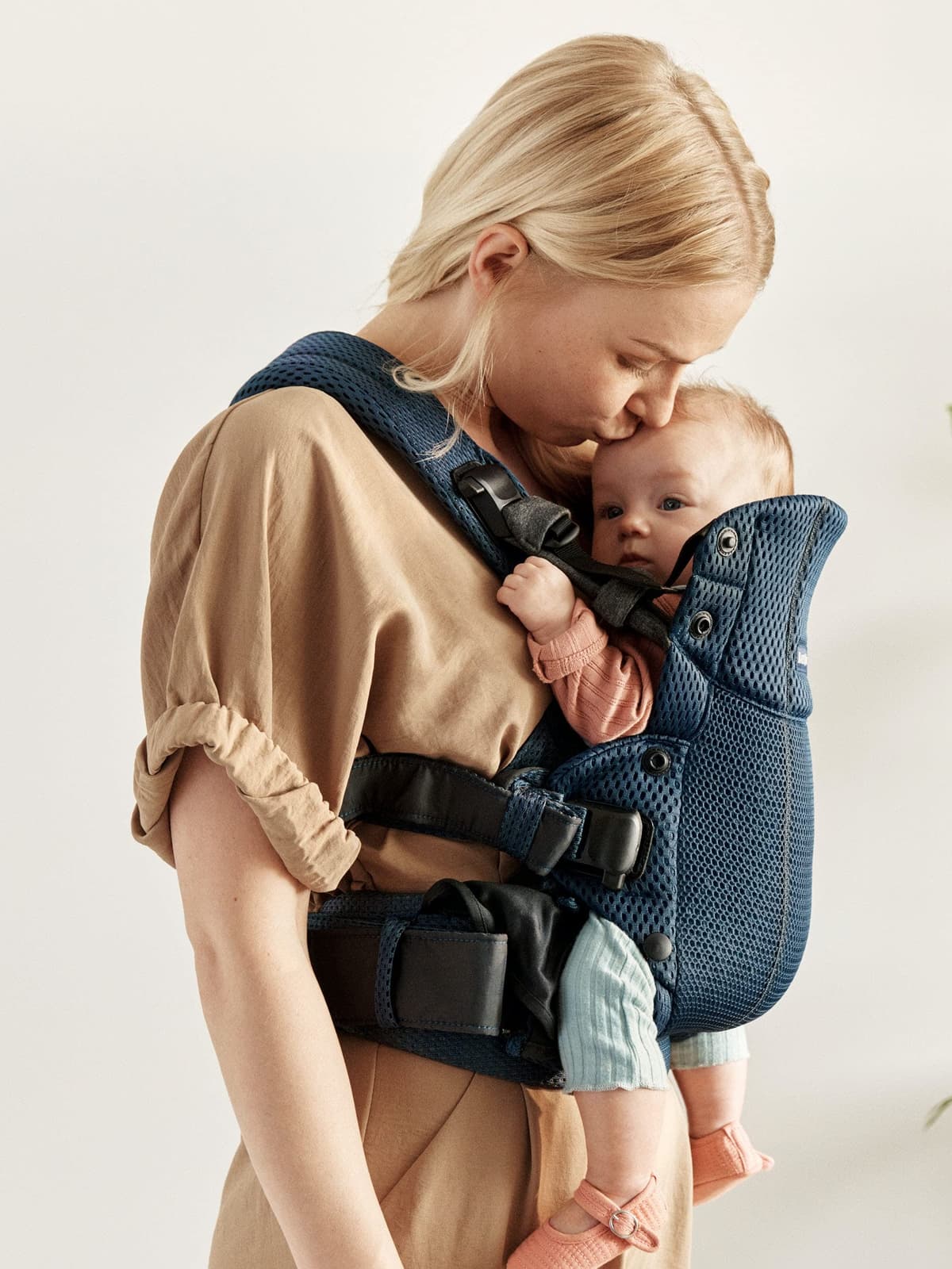 BABYBJÖRN Mochila Porta Bebé Harmony, 3D Malla, Azul Marino — view 3
