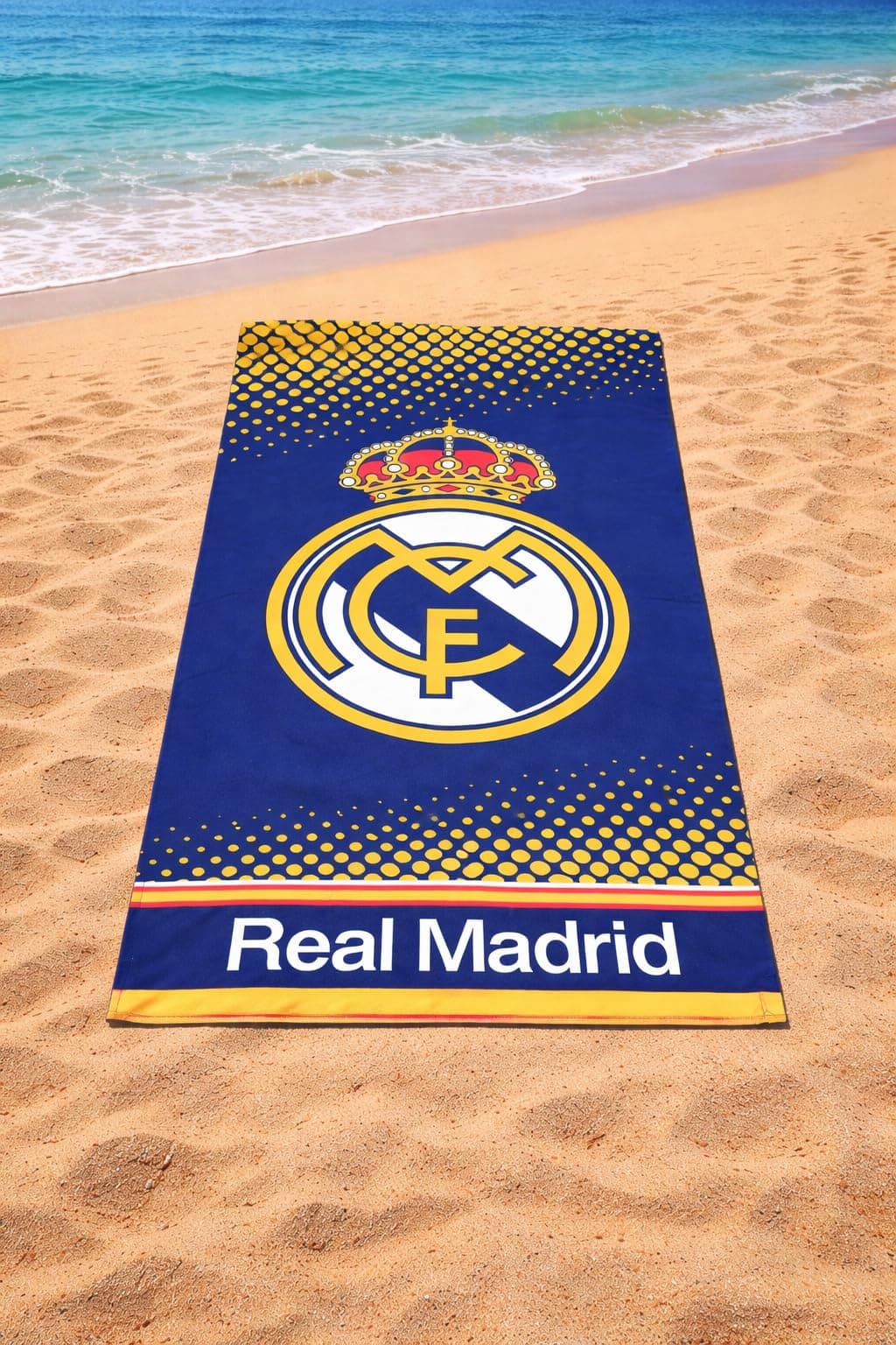Real Madrid Toalla Playa Oficial 70x140 cm – 100% Microfibra, Secado Rápido, Ligera y Compacta – Toalla Piscina, Viaje y Deporte – Diseño Original Club Fútbol (Logo Club) — view 2