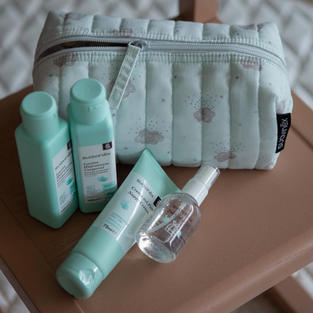 Suavinex, Neceser para Bebés de Tela, Set Regalo Bebé Recién Nacido con Cosmética: Gel Champú 100 ml + Loción Hidratante 100 ml + Crema Pañal 75 ml + Baby Cologne 50 ml. Formato Viaje. Azul Dreams — view 2