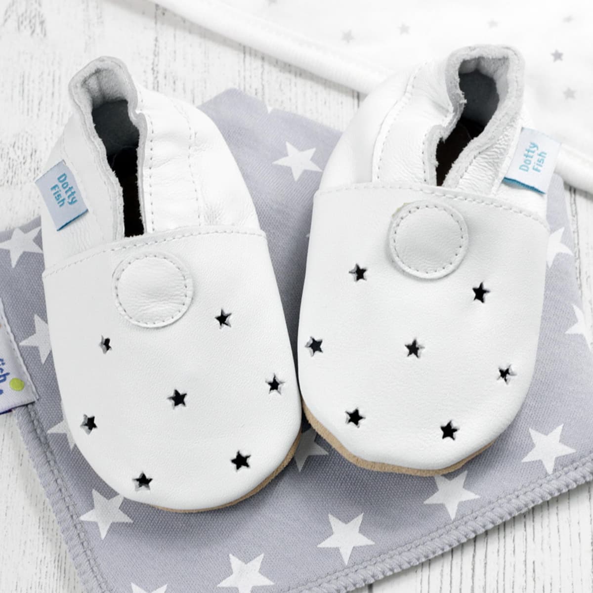 Dotty Fish Calzado Minimalista para bebés y niños. Zapatos Unisex de Piel Suave con Suela Antideslizante. Ligeros, Flexibles, Respirable y aprobados por podólogos. Tobillo elástico. De 0 a 4 años — view 3