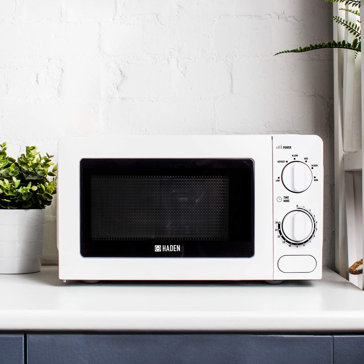Haden 17l Microwave Oven - 700W Microwave, 6 Power Levels, 30 min Timer - Easy To Use and Clean - Defrost, Express Cooking - Small and Affordable White Microwave — view 4