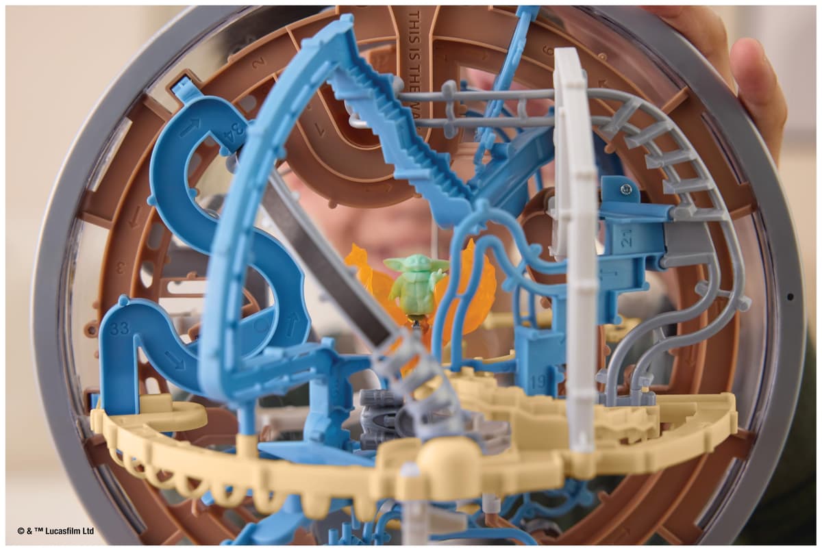 PERPLEXUS Star Wars - The Mandalorian - Laberinto de Bolas 3D con 80 obstáculos galácticos del Universo Star Wars con botón Giratorio Interactivo, a Partir de 8 años — view 4