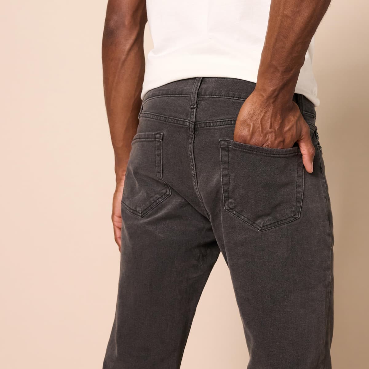 Amazon Essentials Men's Straight-Fit Stretch Jean - Discontinued Colours — view 4